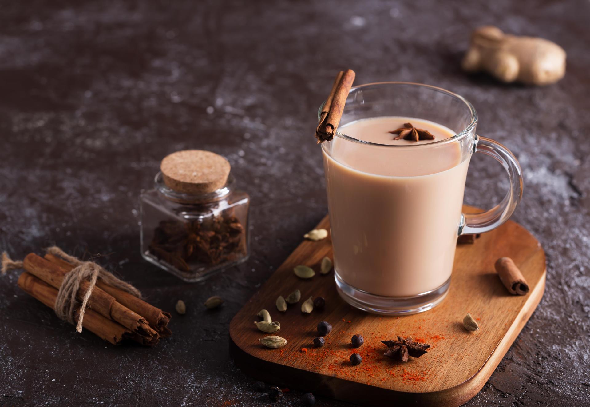 Bisschen Gewürze, bisschen Milch, bisschen (mehr) Zucker und fertig ist der Chai. (Bild: zakiroff/Adobe Stock)