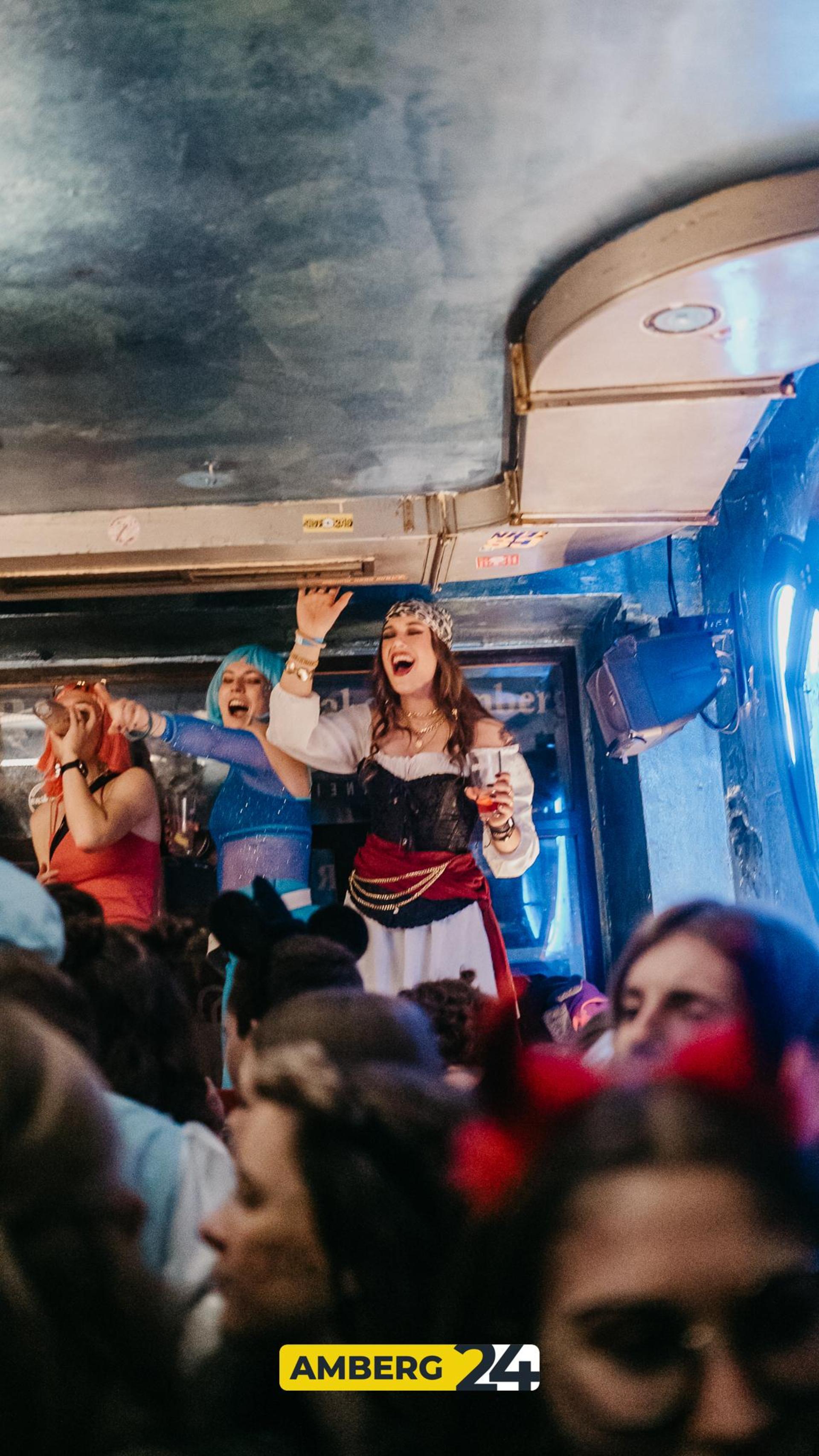 Auch im Blauen Haus waren am Donnerstag die Hexen los.  (Bild: Mario Donhauser)