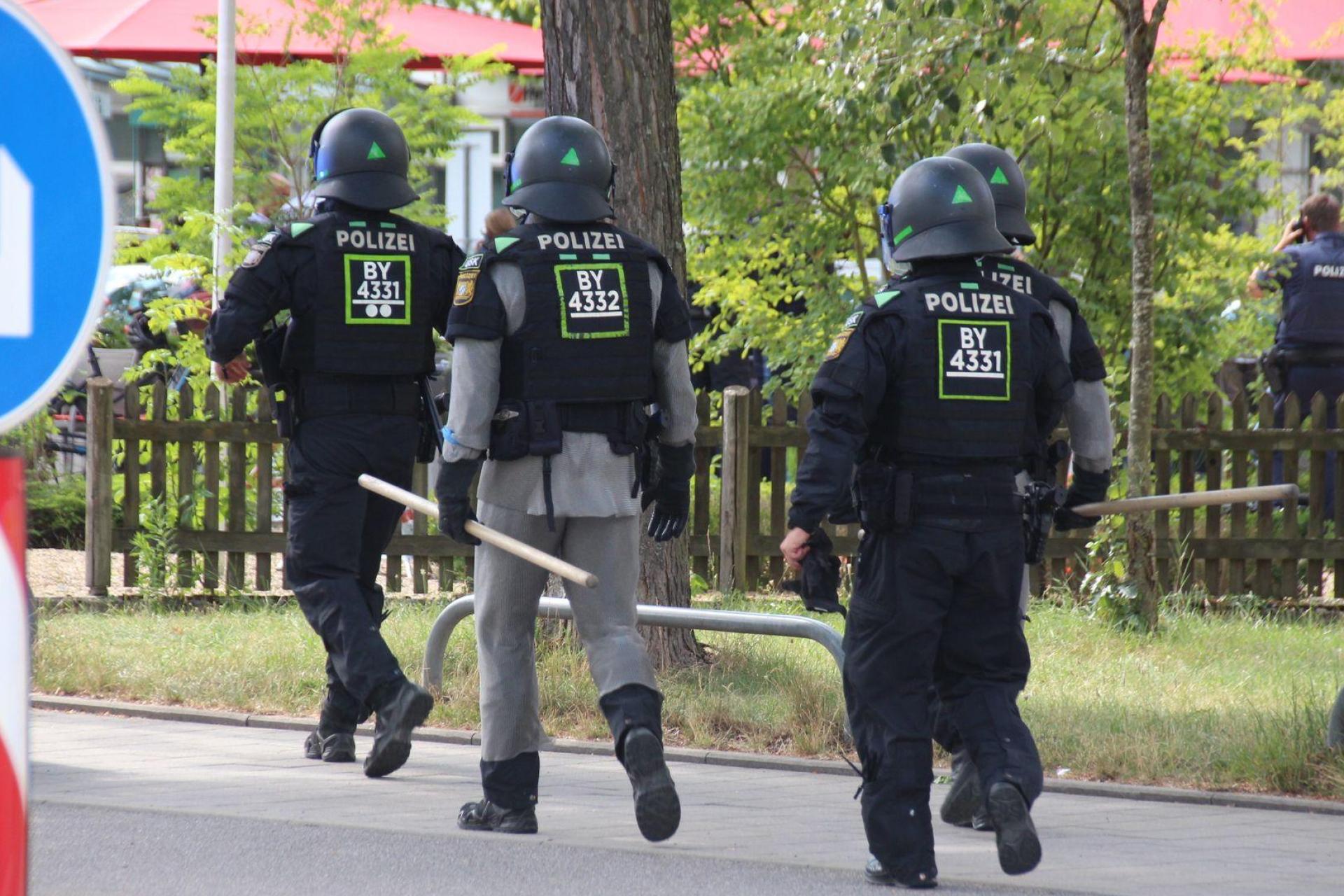 Laut Polizei soll der mutmaßlich männliche Täter mit einem Messer bewaffnet sein. (Bild: Moller-Schuh/Vifogra MEDIA/dpa)