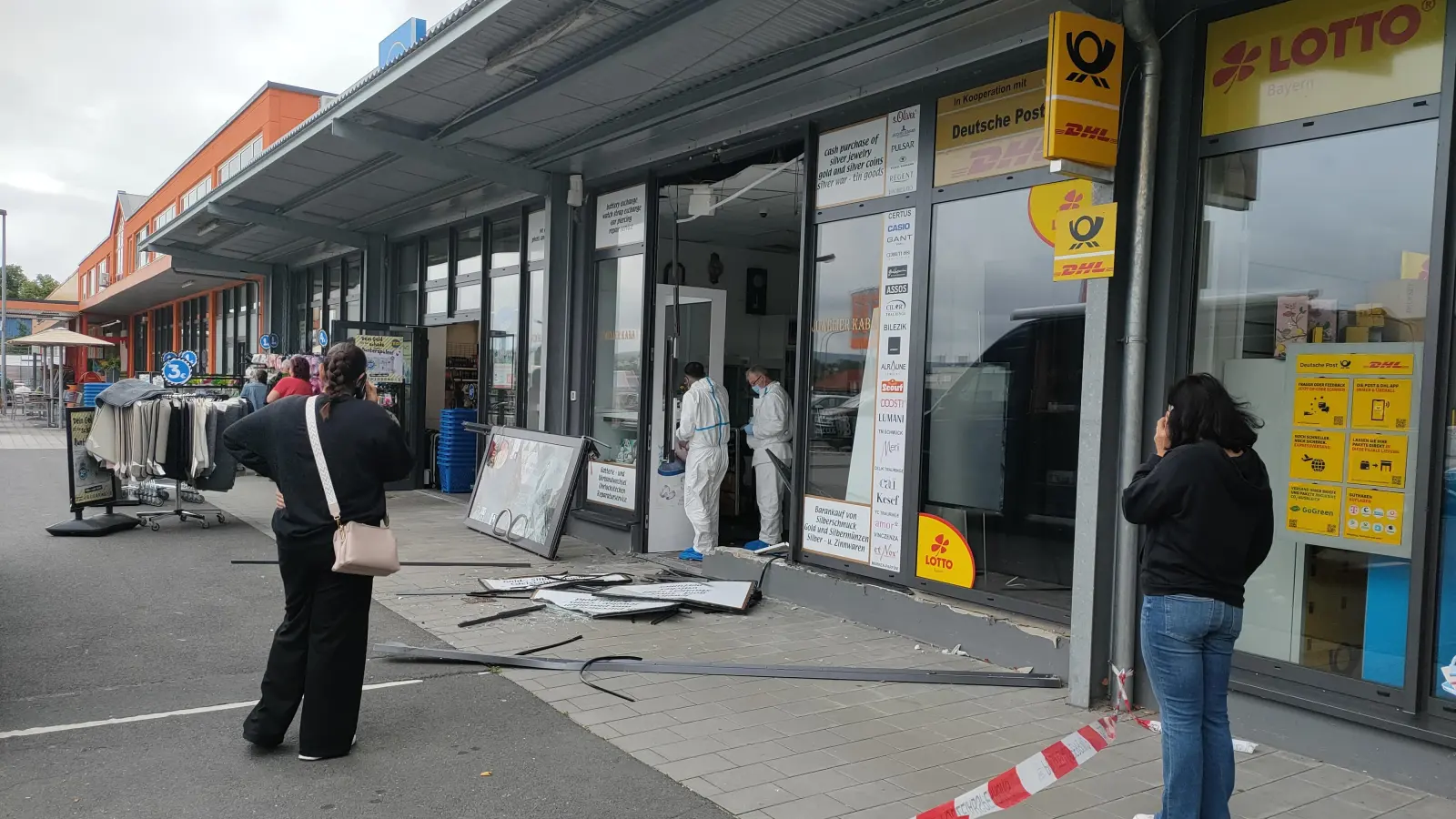 Nach dem Raubüberfall untersucht die Spurensicherung den Tatort in Pressath.  (Bild: ald)
