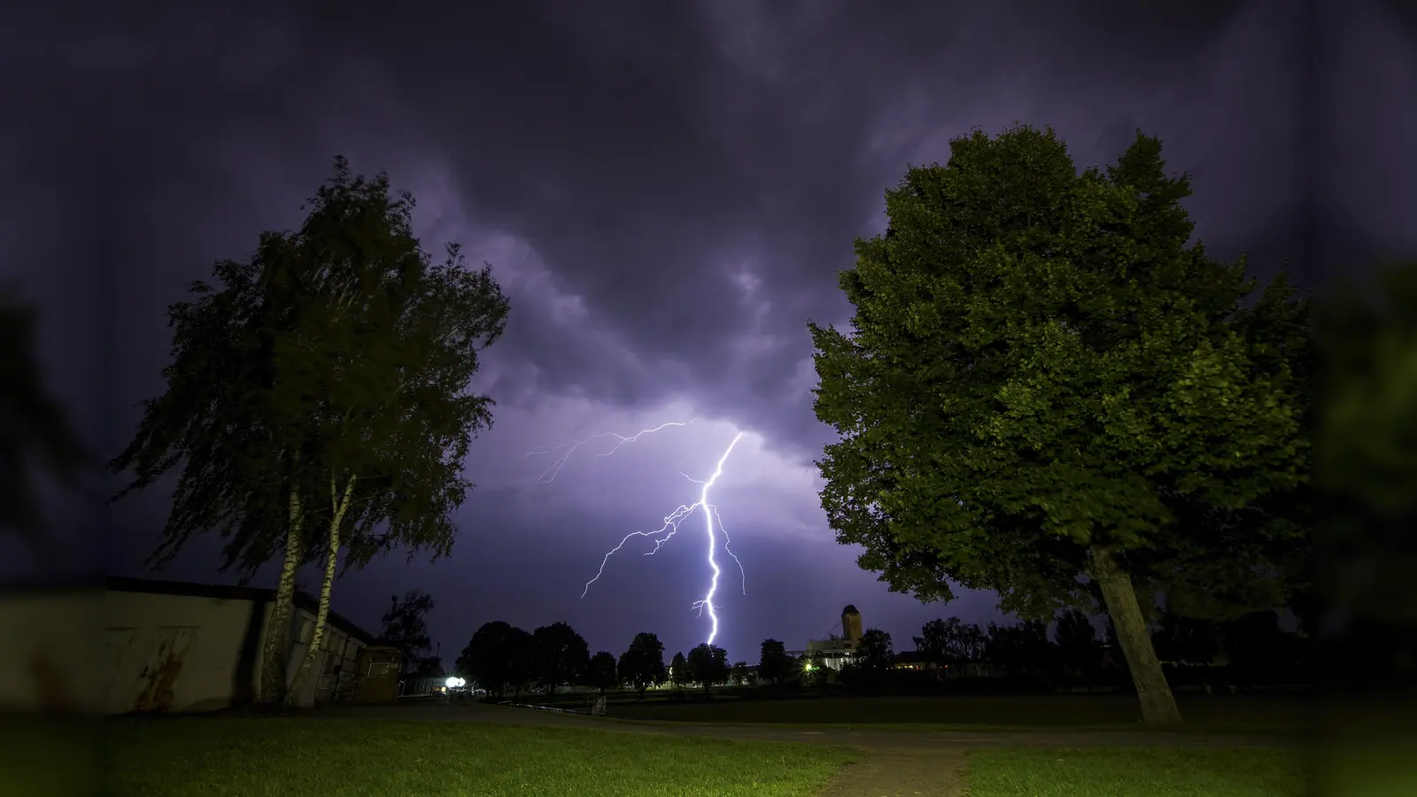 Der Deutsche Wetterdienst warnt vor einem schweren Gewitter unter anderem im Kreis Tirschenreuth.  (Symbolbild: Rene Ruprecht/dpa)