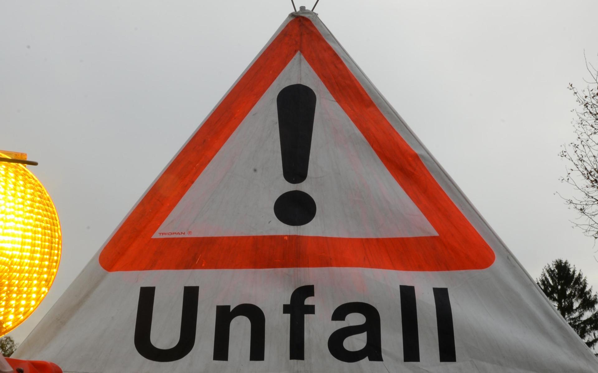 Ein Autofahrer überschlägt sich auf der Kreisstraße AS 43 bei Auerbach.  (Symbolbild: Patrick Seeger/dpa)