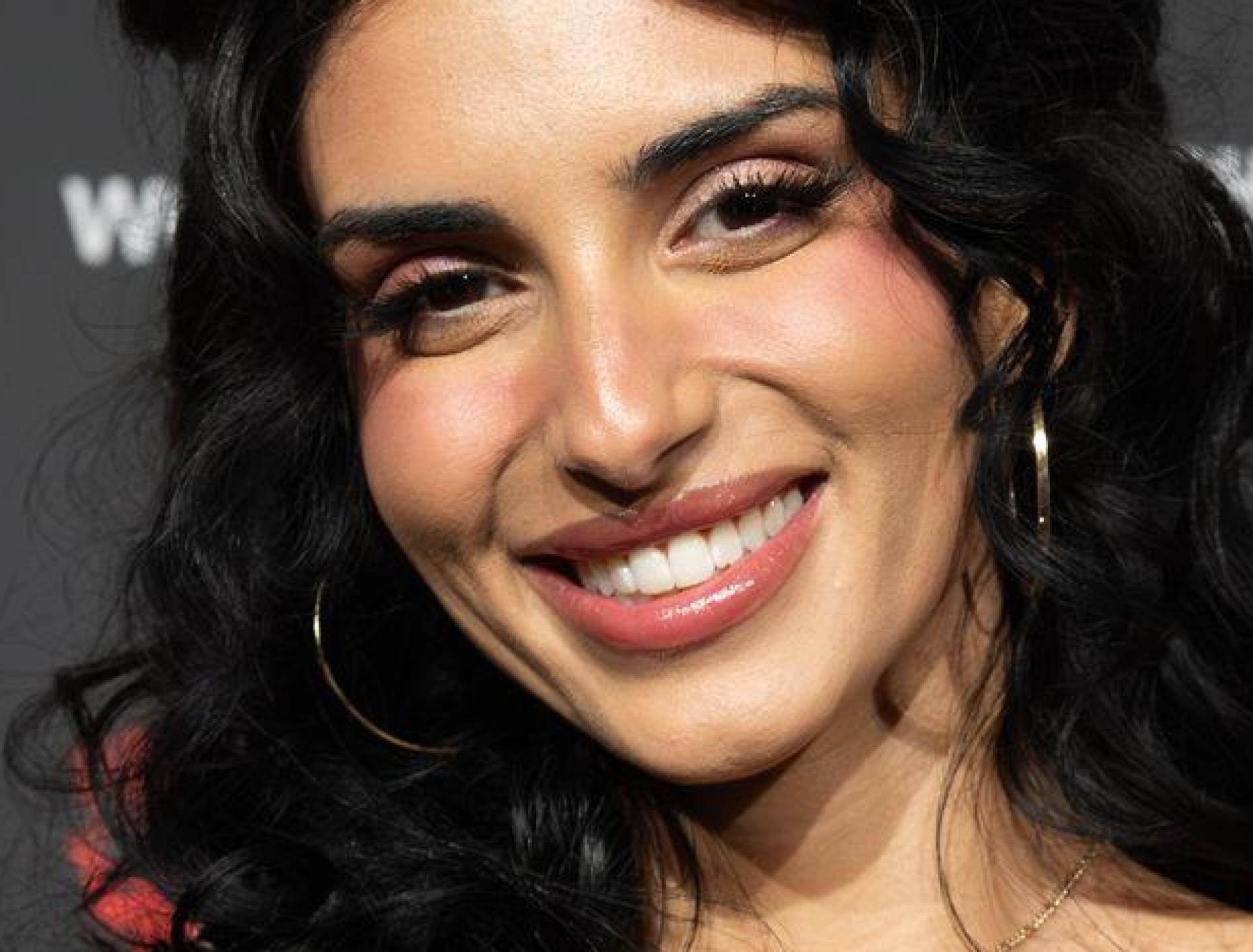 „Take Me Späti“-Moderatorin Sara Arslan sahnte beim Deutschen Podcast Award ab. (Bild: Soeren Stache/dpa)