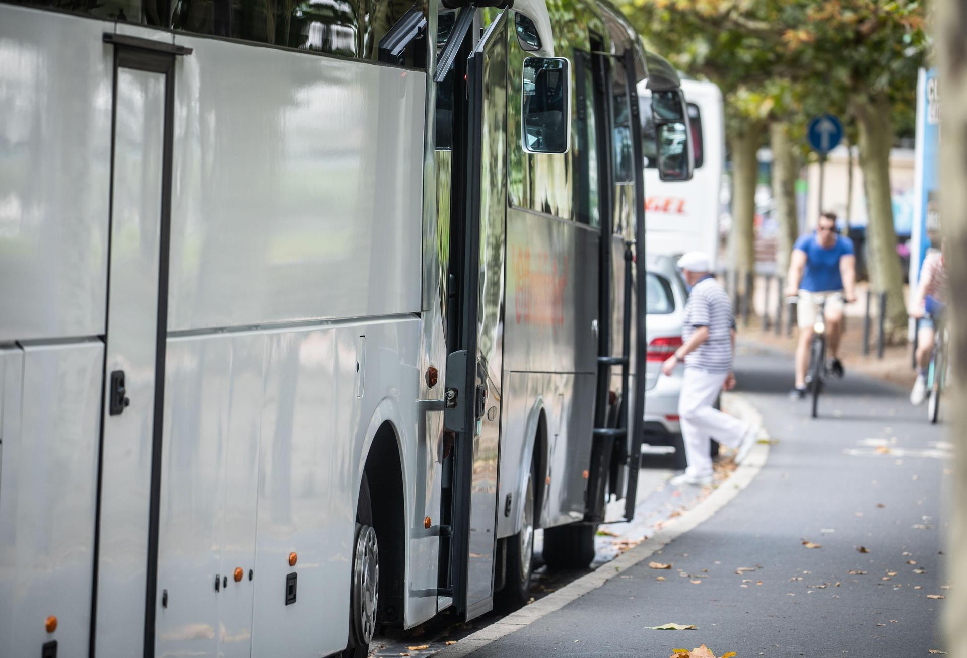 Busse können die Haltestelle „Vilseck, Am langen Steg“ wieder anfahren. (Symbolbild: Frank Rumpenhorst/dpa)