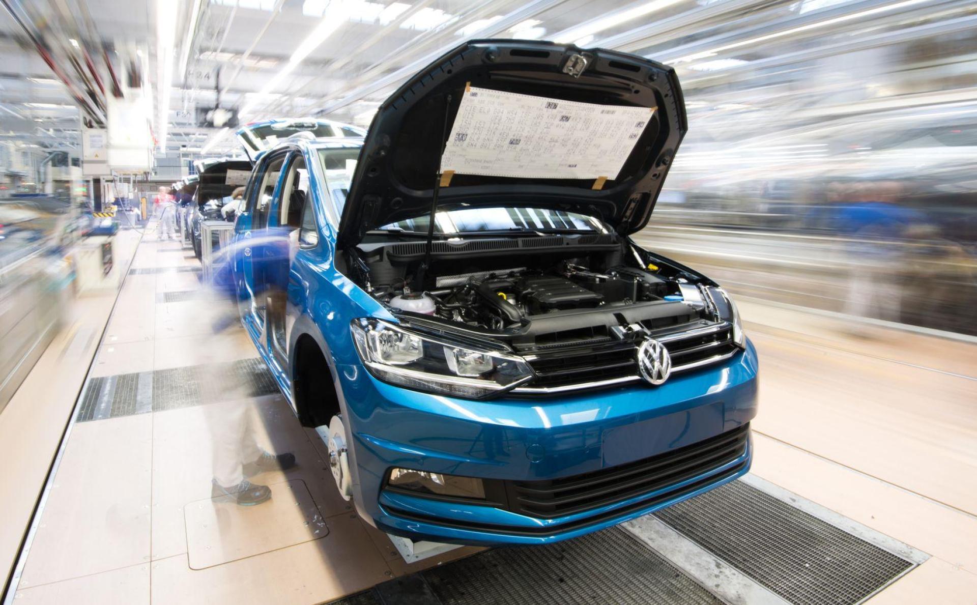 Potenziell von dem Problem betroffen: der VW Touran. (Archivbild) (Bild: Julian Stratenschulte/dpa)