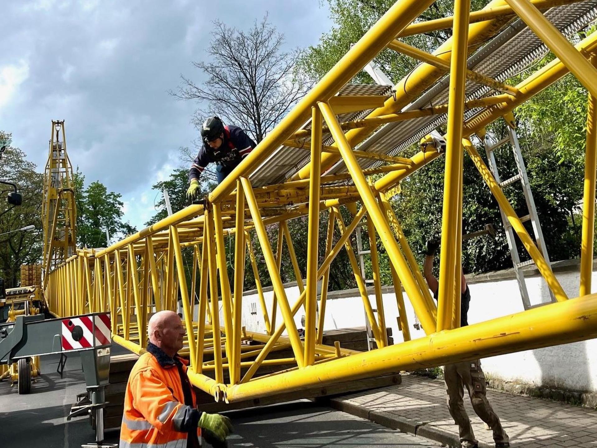 Weil ein Mobilkran aufgestellt wird, wird der Kirchweg in Sulzbach-Rosenberg am 24. Februar voll gesperrt. (Symbolbild: Gabi Schönberger)