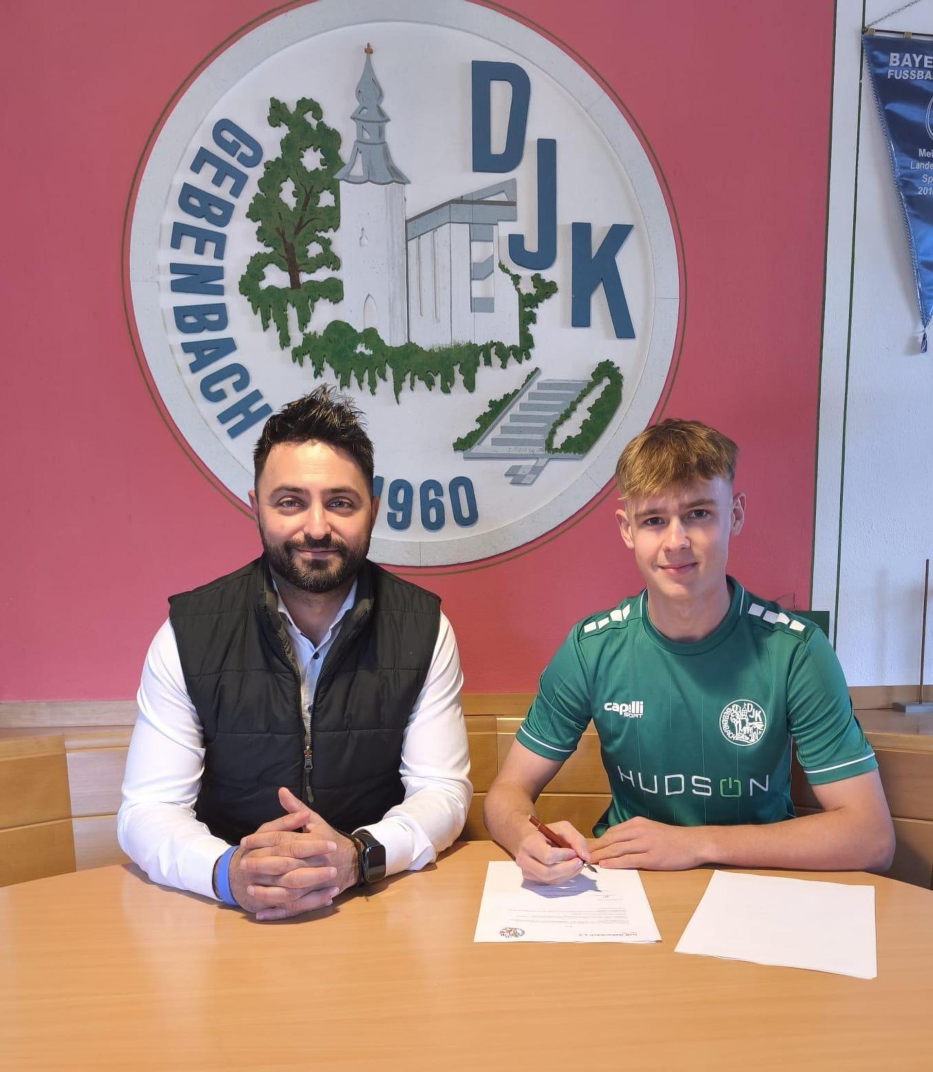 Simon Pirner (rechts) unterschreibt bei der DJK Gebenbach. Sportlicher Leiter Erdal Izmire (links) freut sich über die Verpflichtung. (Bild: DJK Gebenbach)