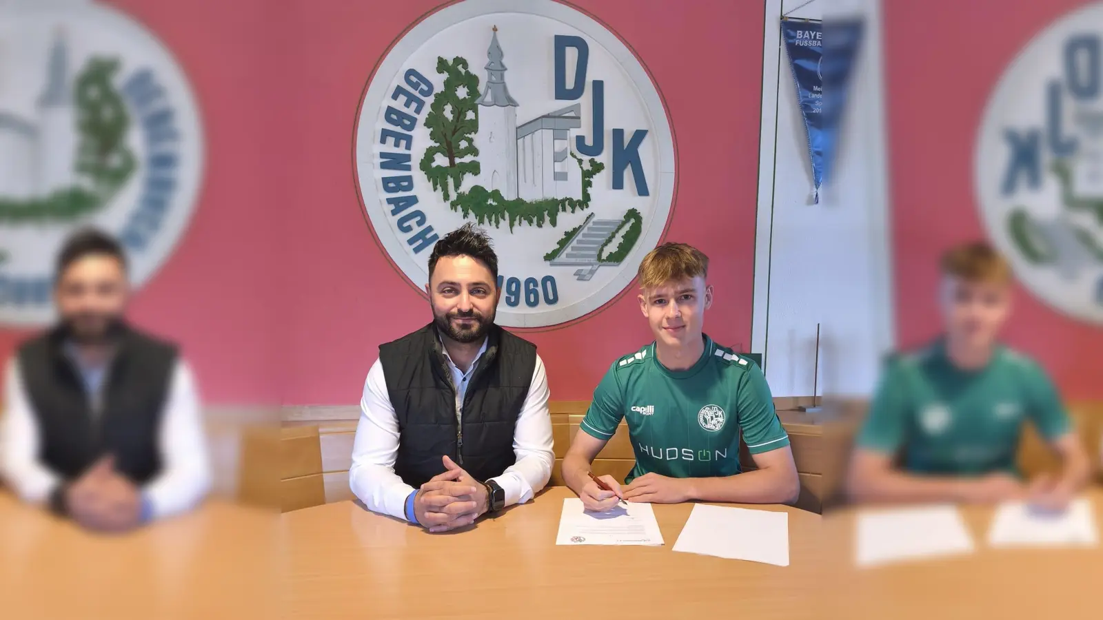 Simon Pirner (rechts) unterschreibt bei der DJK Gebenbach. Sportlicher Leiter Erdal Izmire (links) freut sich über die Verpflichtung. (Bild: DJK Gebenbach)