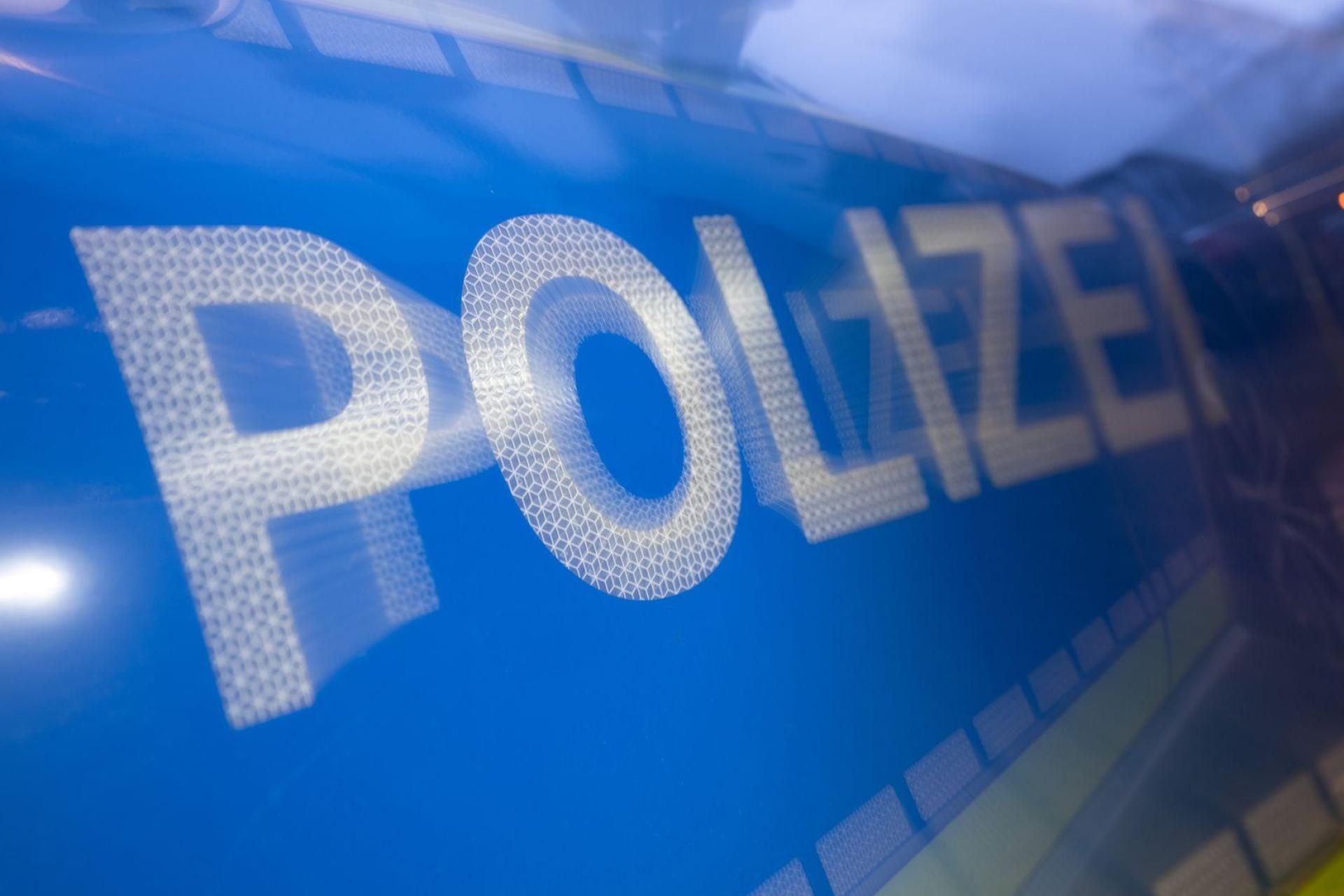 Einen an der Marienstraße in Amberg geparkten Kia hat ein Unbekannter angefahren.  (Symbolbild: Marijan Murat/dpa)