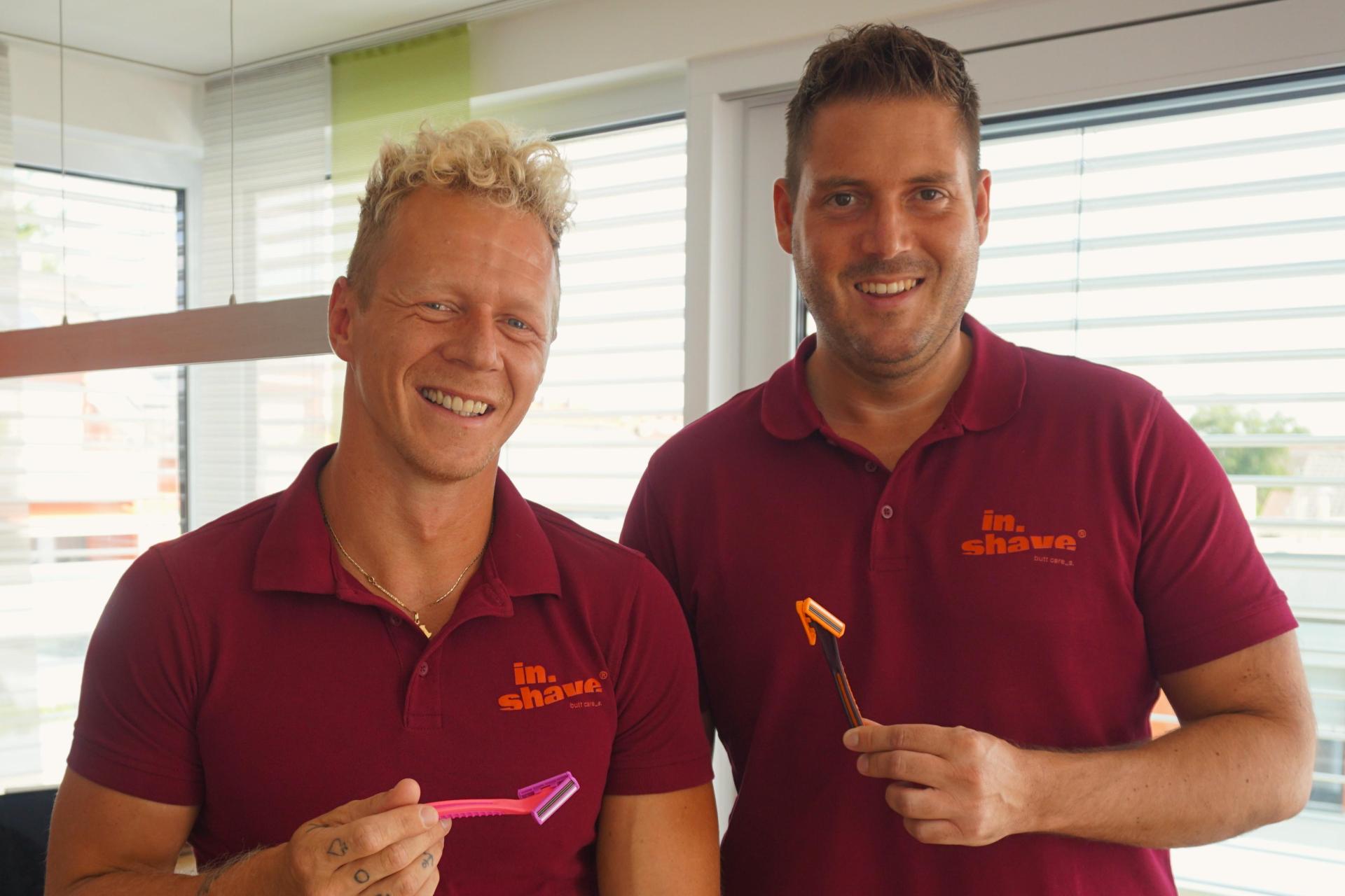 Dominik Greiler (links) und Christoph Micko haben einen Rasierer für die Haare zwischen den Pobacken entwickelt. (Archivbild: jut)