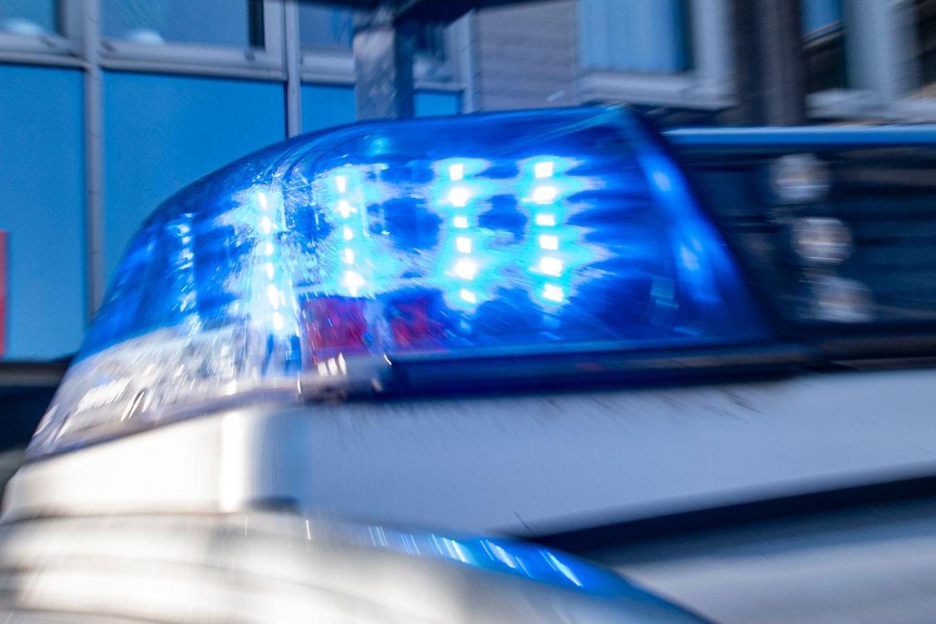 Nach einem Lkw-Unfall war die A 93 in Fahrtrichtung Regensburg gesperrt.  (Symbolbild: David Inderlied/dpa)