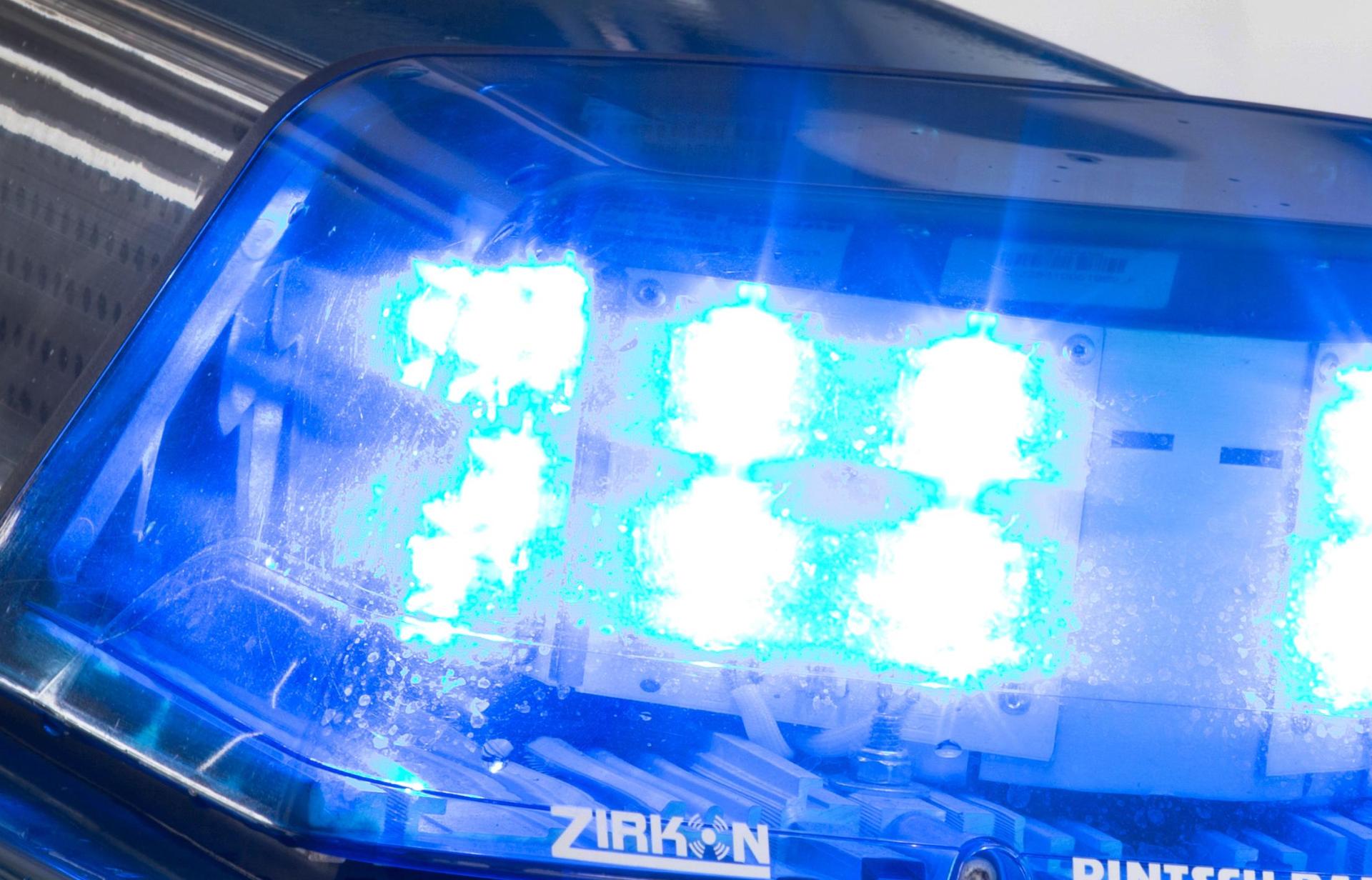 Im Anschluss an den Riedener Faschingszug beleidigt ein Betrunkener die Polizei. (Symbolbild: Friso Gentsch/dpa)