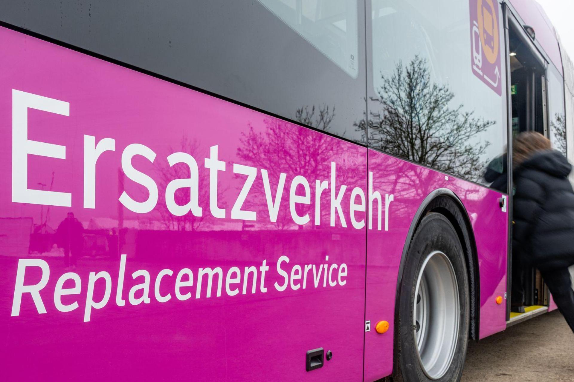 Seit Februar mussten Reisende zwischen Nürnberg und Regensburg auf Ersatzbusse umsteigen. (Archivbild: Armin Weigel/dpa)