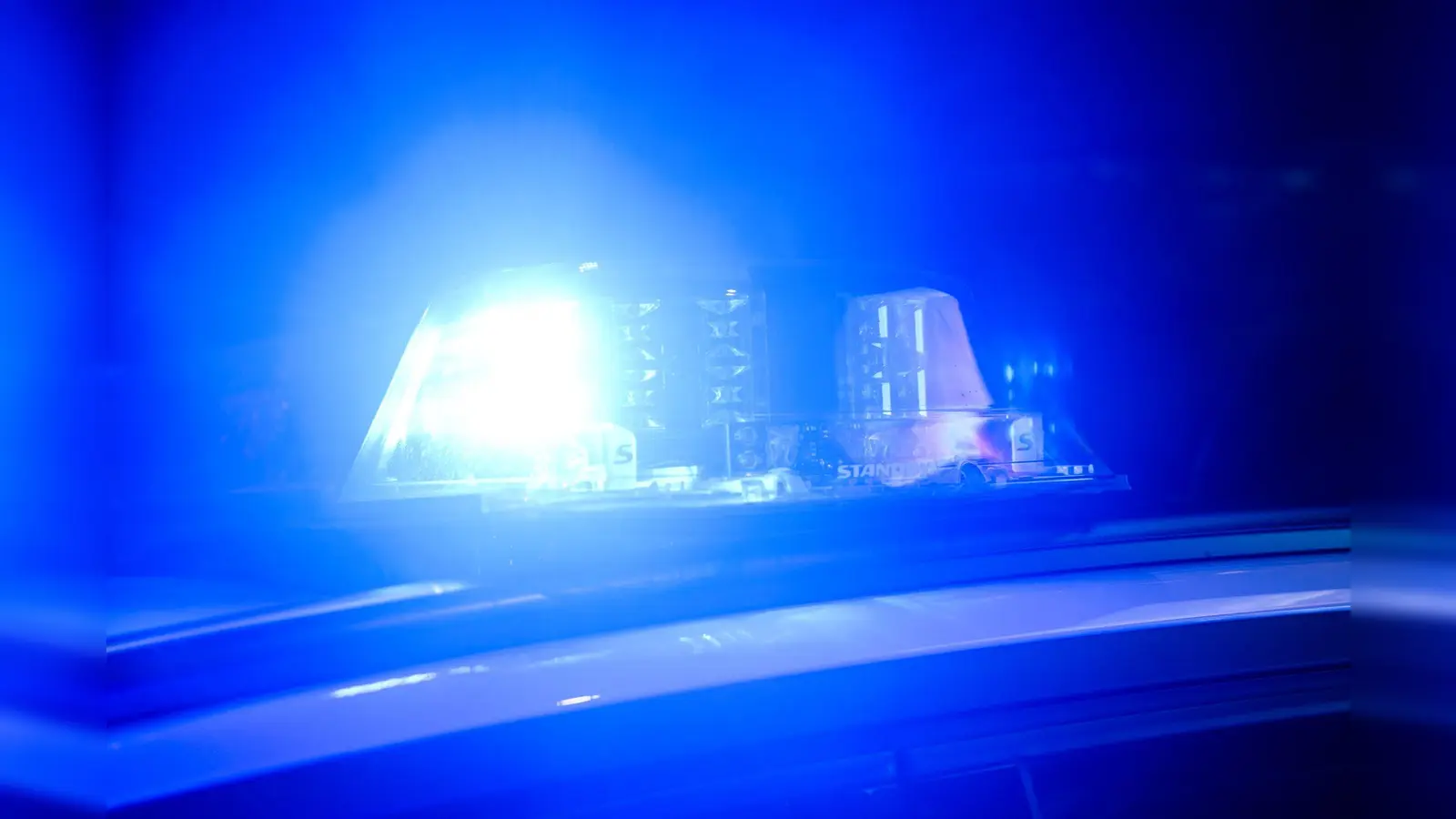 Die Polizei sucht nach der unbekannten Frau. (Symbolbild: Julian Stratenschulte/dpa)