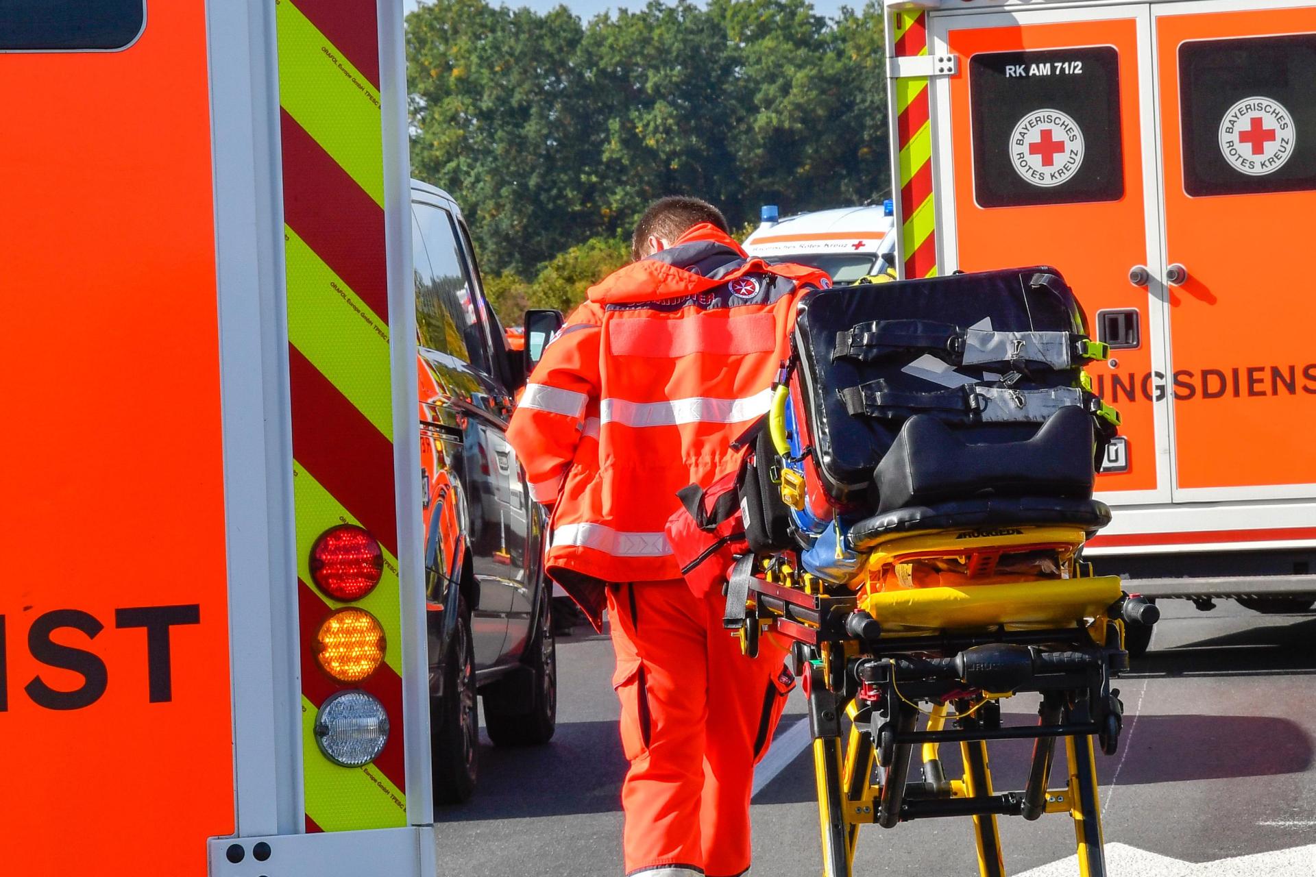 Bei einem Frontalzusammenstoß zweier Pkw am Freitagnachmittag auf der B85 wurden fünf Personen schwer verletzt; darunter auch eine Familie mit zwei Kindern. Viele Rettungskräfte waren schnellstens vor Ort, um zu helfen. (Bild: Petra Hartl)