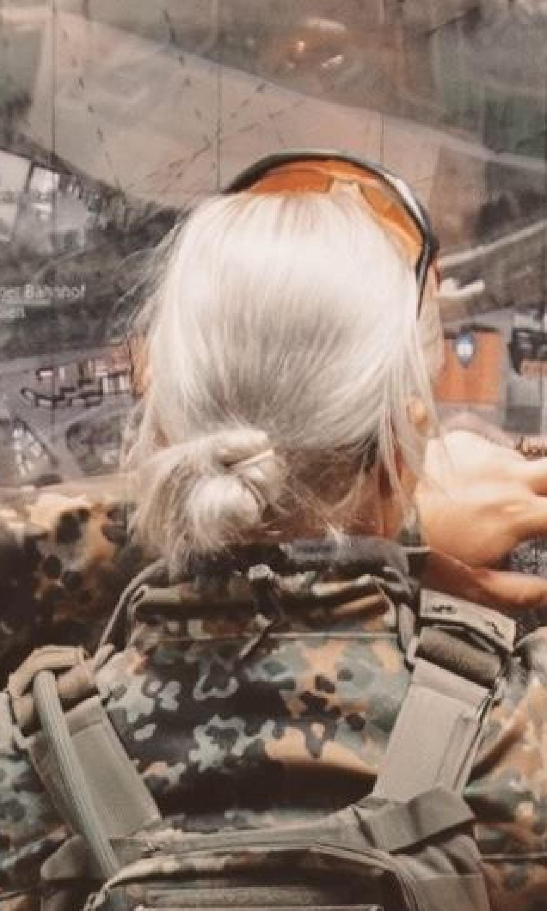 Katharina Fleischmann (links) ist IT-Feldwebel. Sie bereitet unter anderem bei Einsätzen im Vorfeld die Infrastruktur für ihre Kompanie vor. (Bild: Katharina Fleischmann)