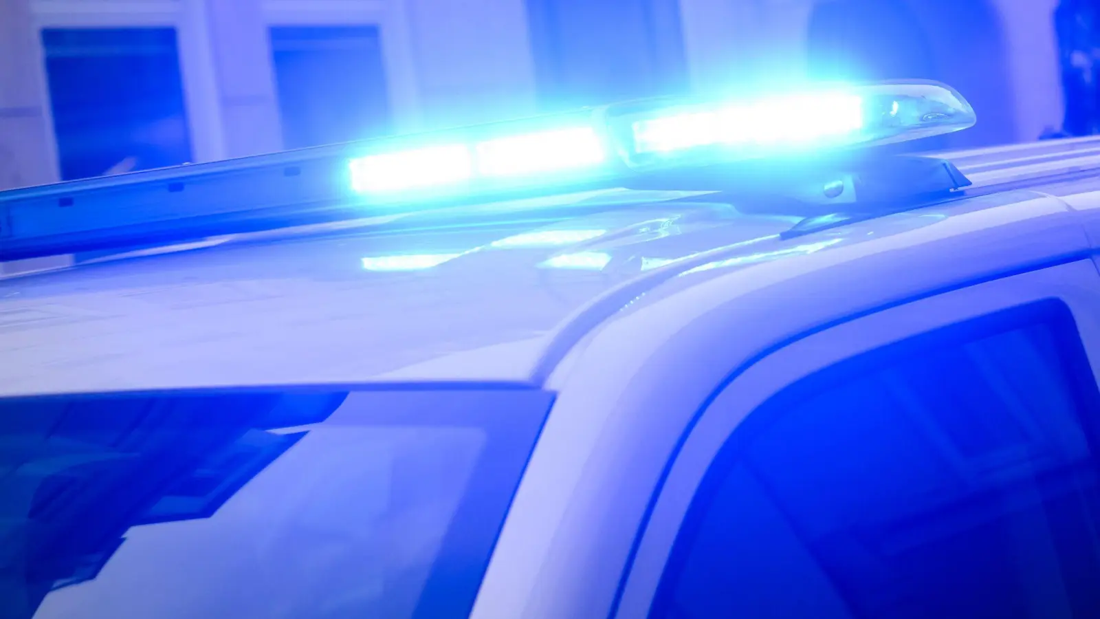 Bei der vorläufigen Festnahme gab der junge Mann zu, weit mehr als nur ein Auto beschädigt zu haben. (Symbolbild) (Bild: Julian Stratenschulte/dpa)
