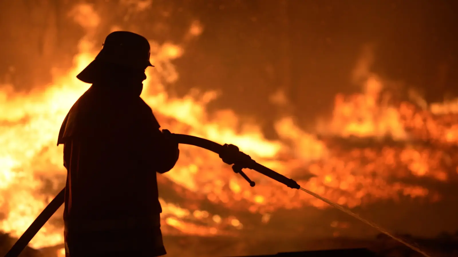 Die Maschinenhalle eines landwirtschaftlichen Anwesens in Oberpfreimd ist am Donnerstagmorgen in Vollbrand geraten. (Symbolbild: Dominique Leppin/dpa)
