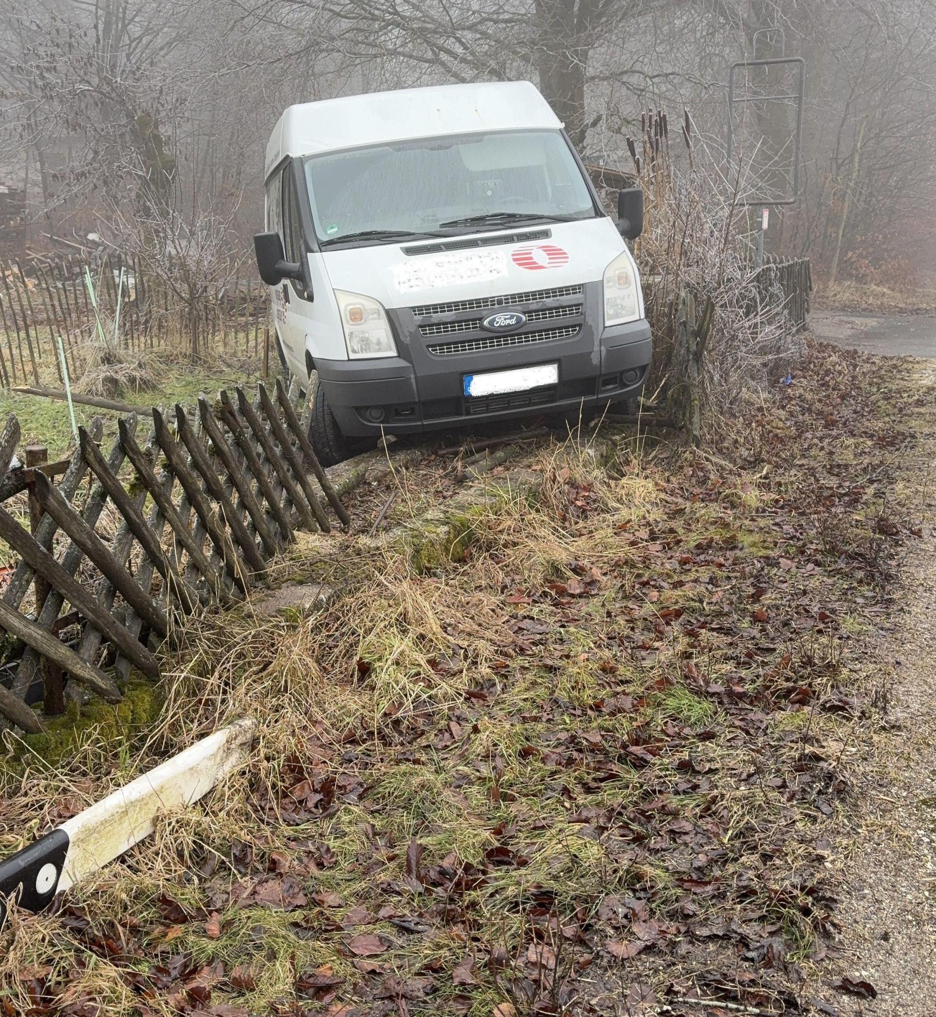 Der Kleintransporter landet nach der Karambolage im Garten eines Wohnanwesens. (Bild: Polizei Sulzbach-Rosenberg)