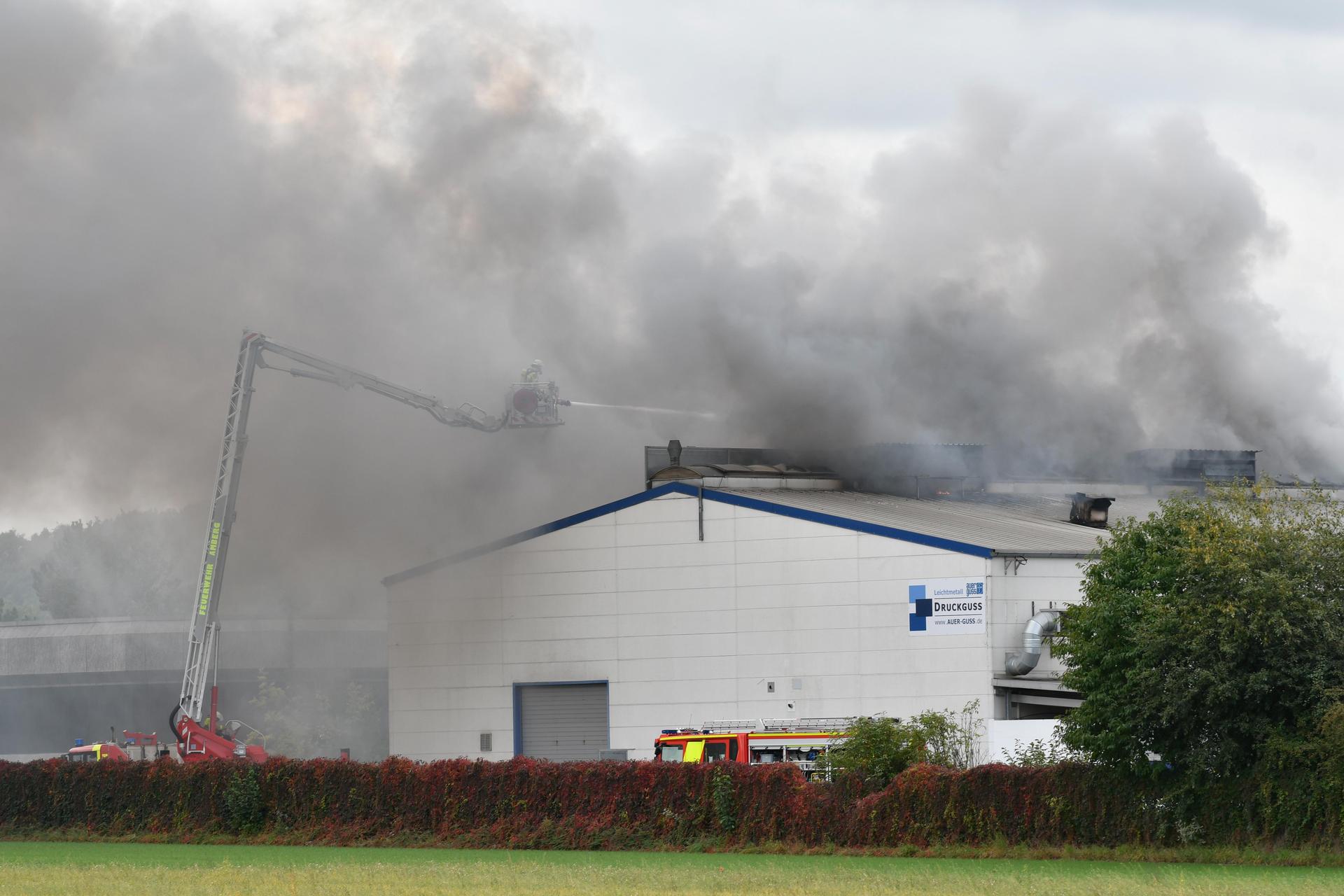 Um 11.35 Uhr brach am Donnerstag bei Guss Auer in Ammersricht ein Großbrand aus. Die Feuerwehr war sofort vor Ort.  (Bild: Petra Hartl)