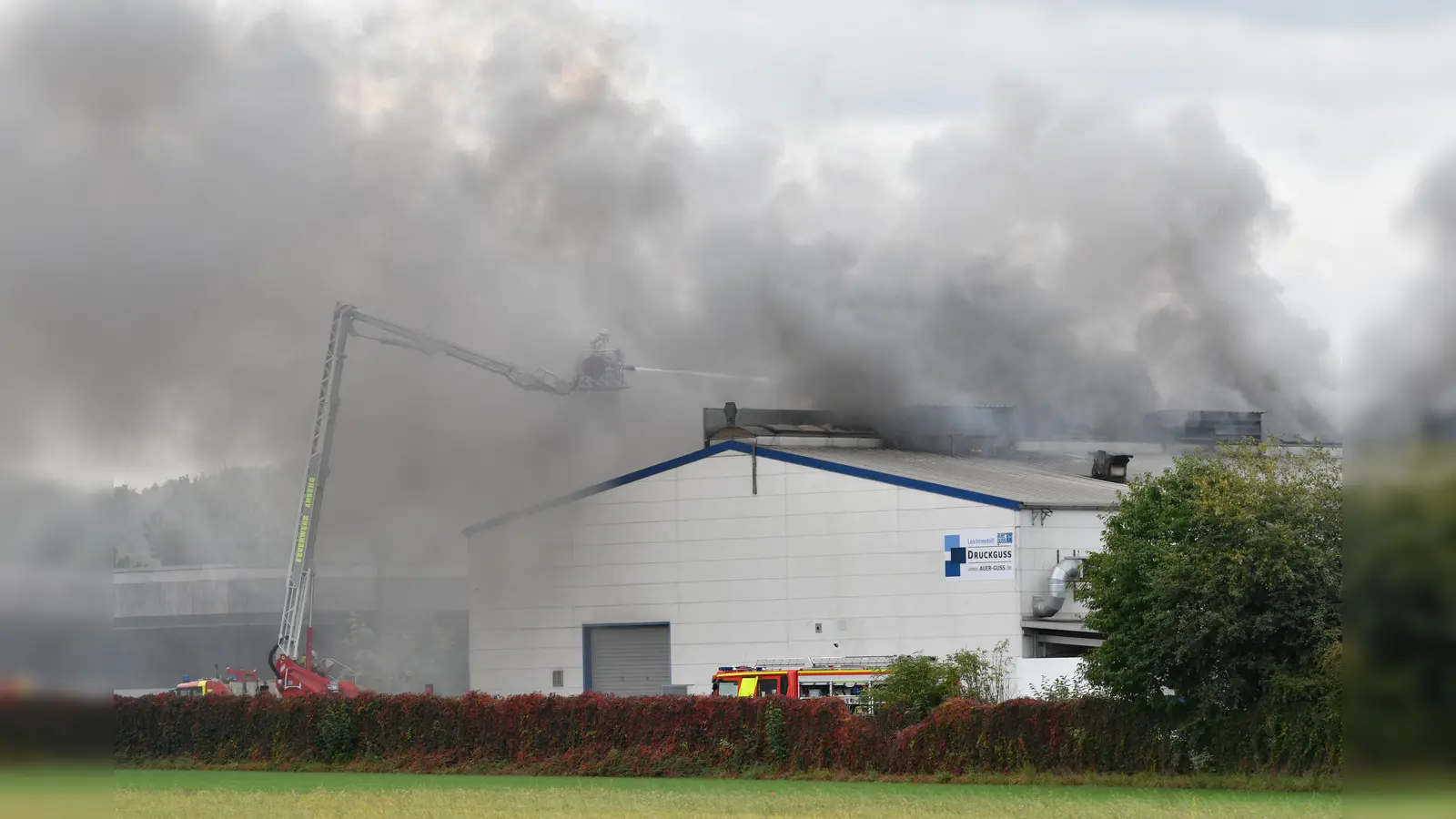 Um 11.35 Uhr brach am Donnerstag bei Guss Auer in Ammersricht ein Großbrand aus. Die Feuerwehr war sofort vor Ort.  (Bild: Petra Hartl)