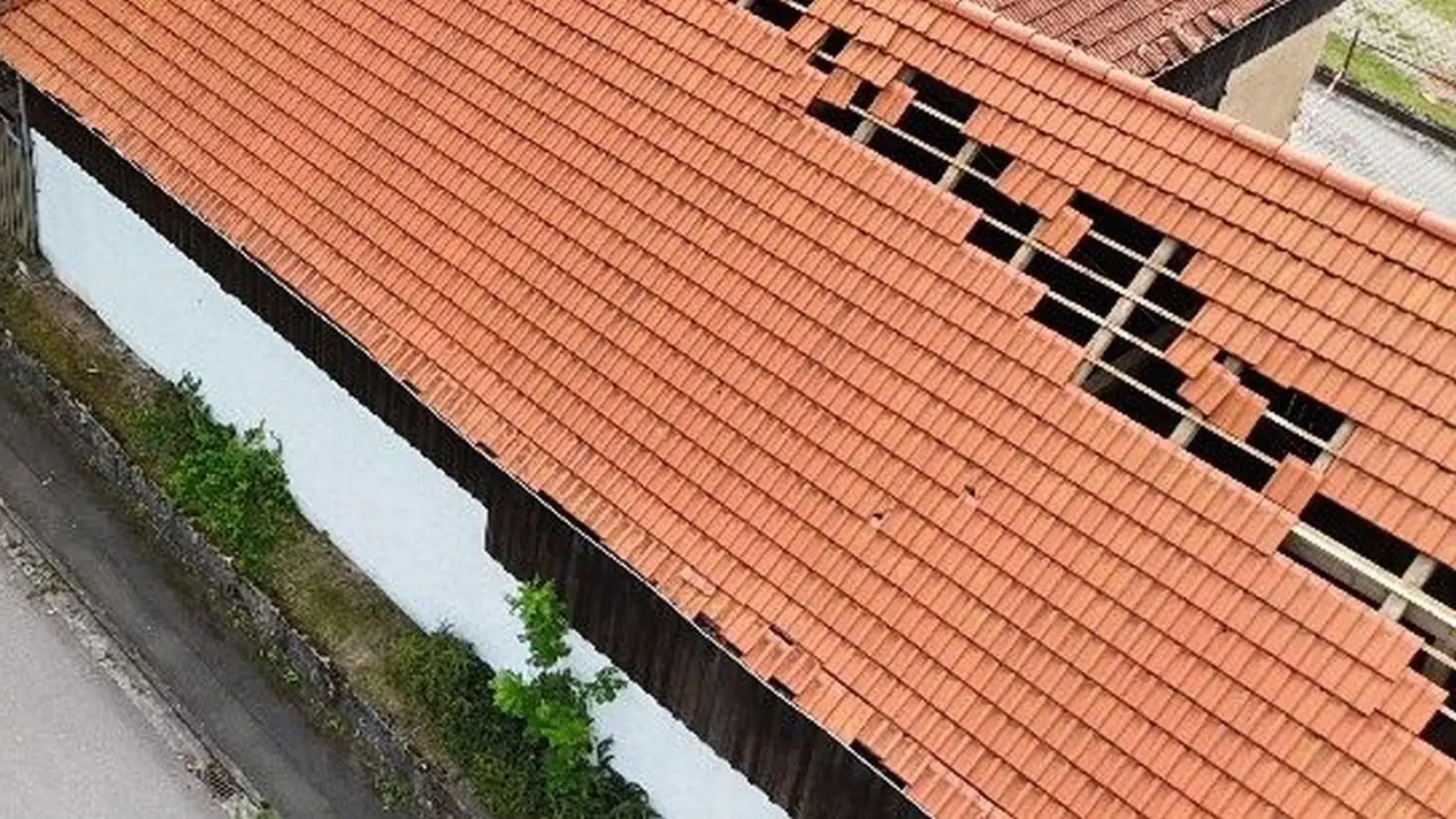 Auch einige Dächer hielten dem Wind nicht stand. (Bild: hbe)