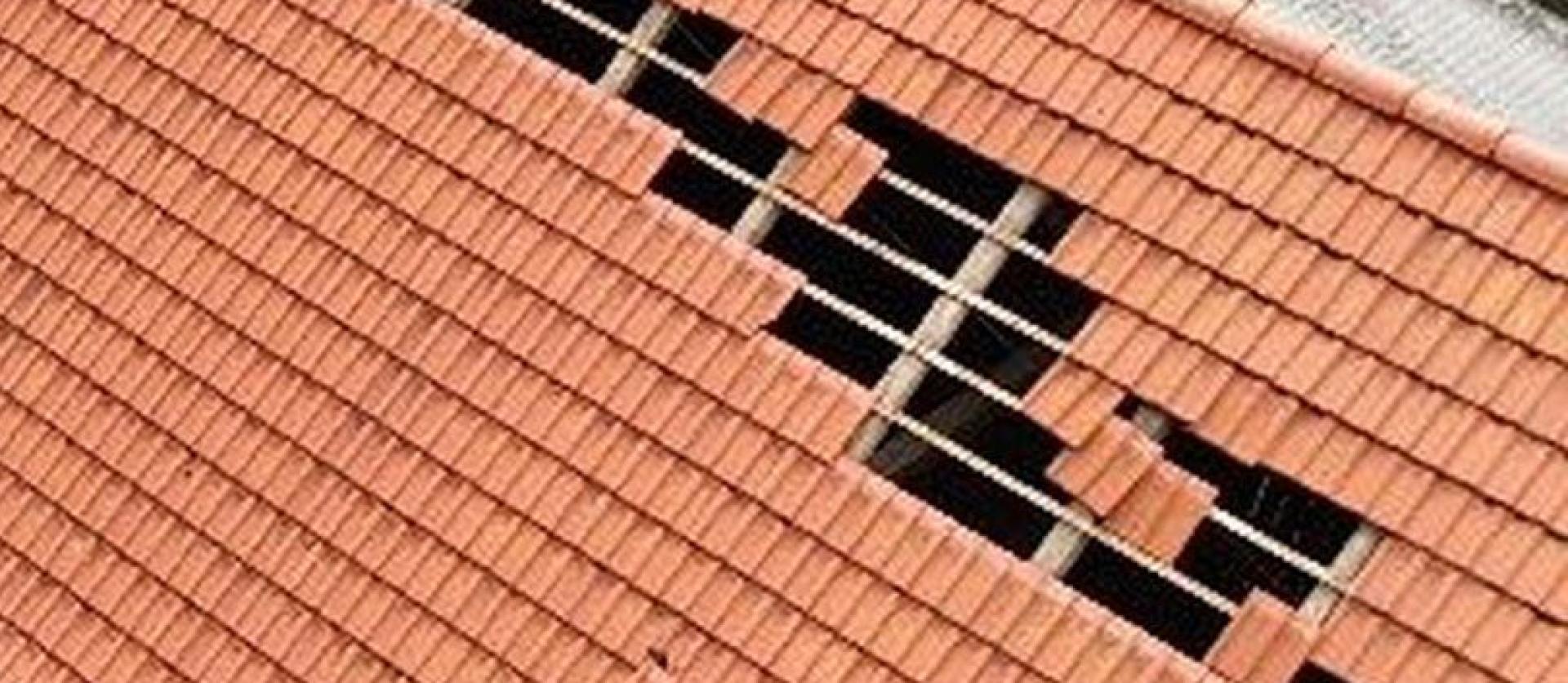 Auch einige Dächer hielten dem Wind nicht stand. (Bild: hbe)