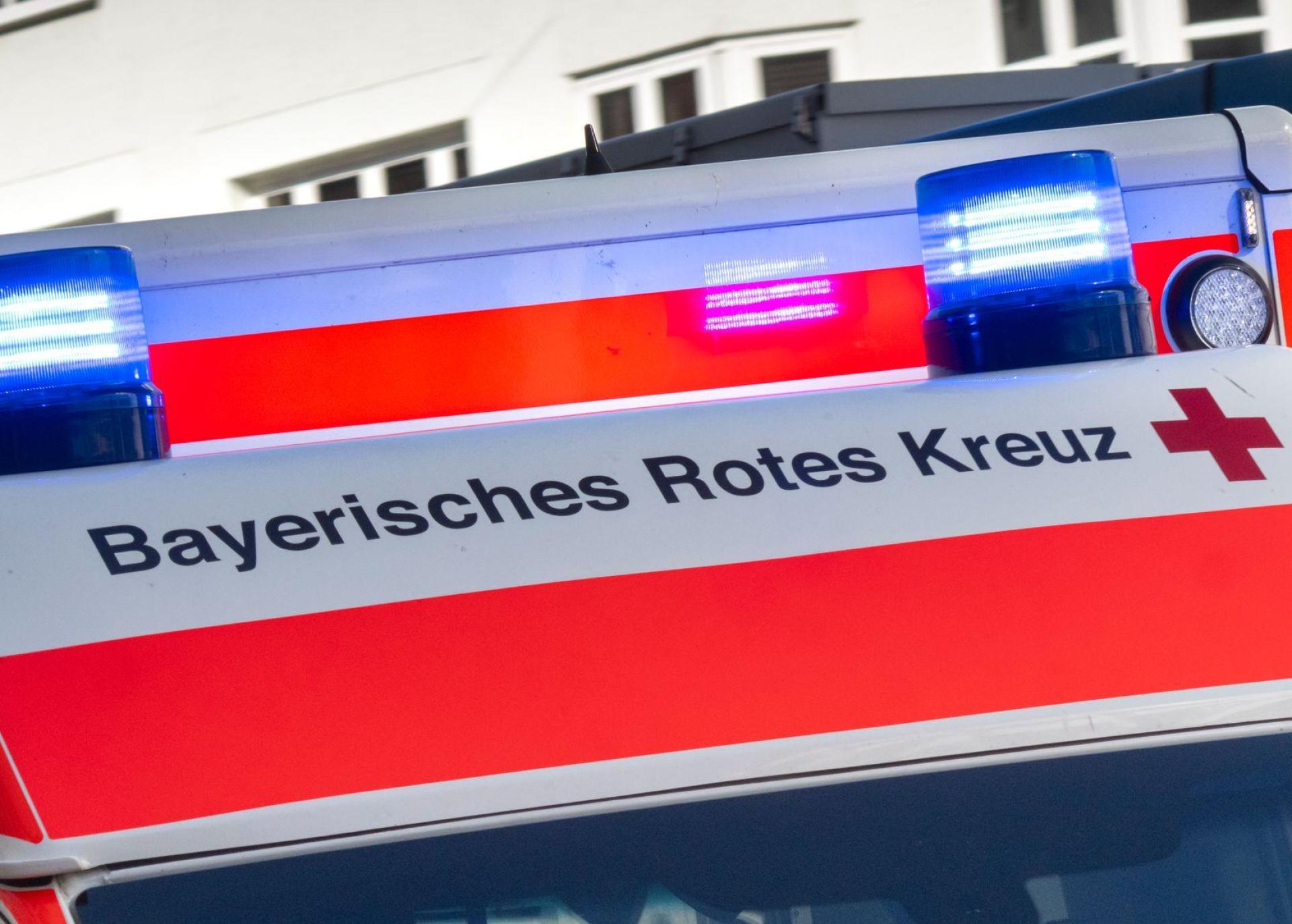 Bei seinem Sturz brach sich der 22-Jährige beide Beine. (Symbolbild) (Bild: Peter Kneffel/dpa)