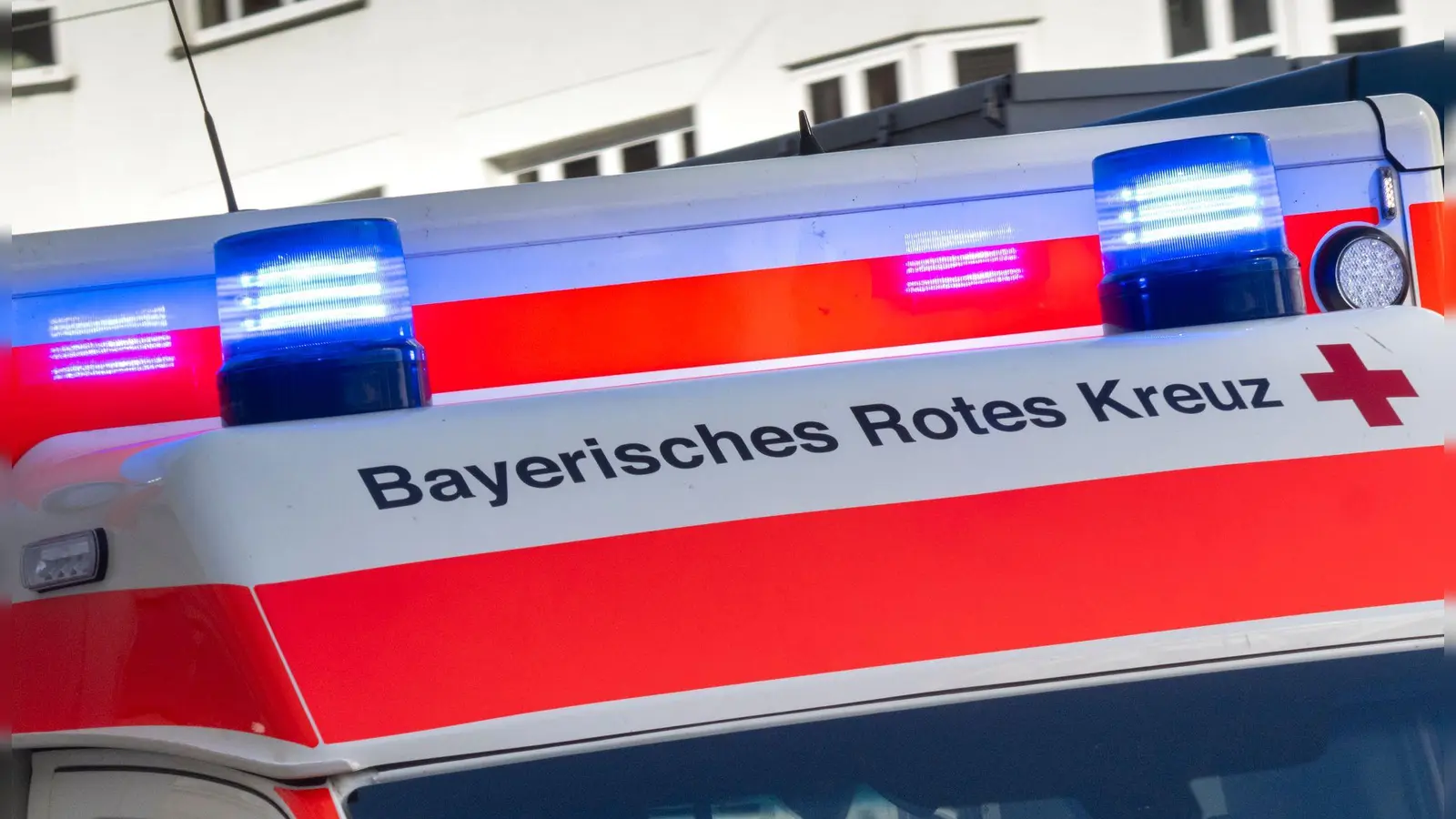 Bei seinem Sturz brach sich der 22-Jährige beide Beine. (Symbolbild) (Bild: Peter Kneffel/dpa)