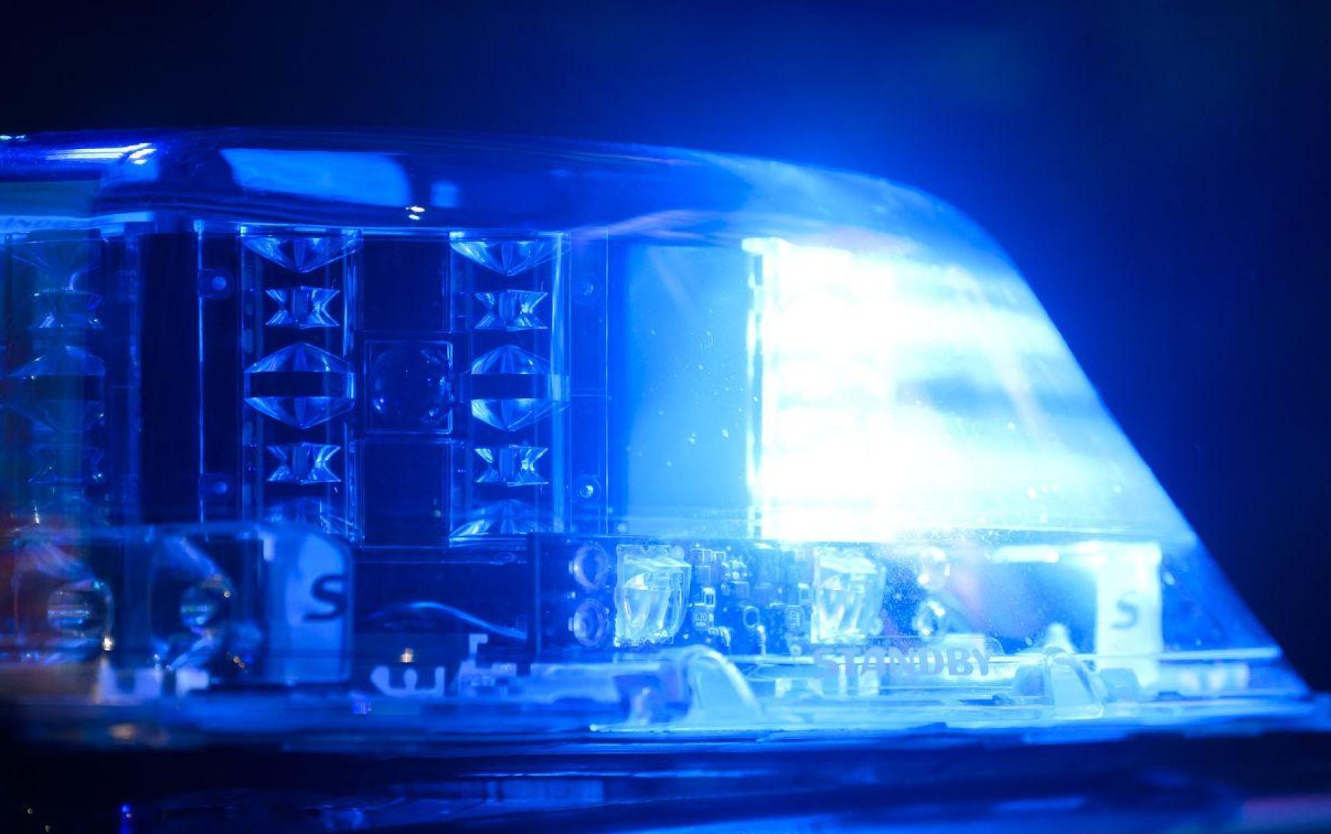 Ein Streit um eine Schüssel Essen in einer Diskothek in Sulzbach-Rosenberg eskaliert und endet mit einer Körperverletzung. (Symbolbild: Julian Stratenschulte/dpa)