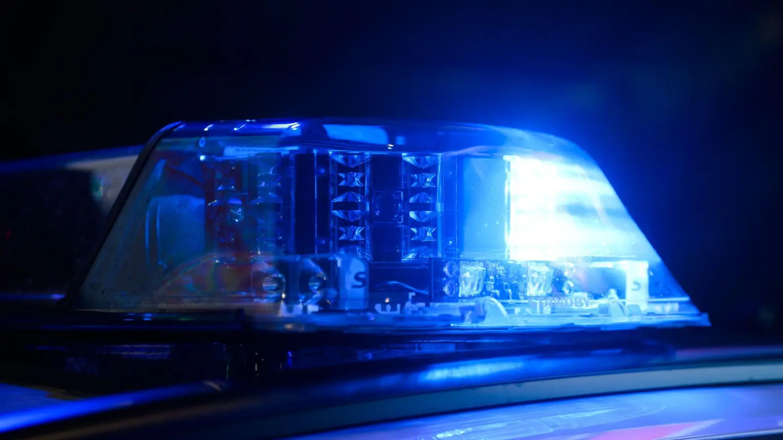 Ein Streit um eine Schüssel Essen in einer Diskothek in Sulzbach-Rosenberg eskaliert und endet mit einer Körperverletzung. (Symbolbild: Julian Stratenschulte/dpa)