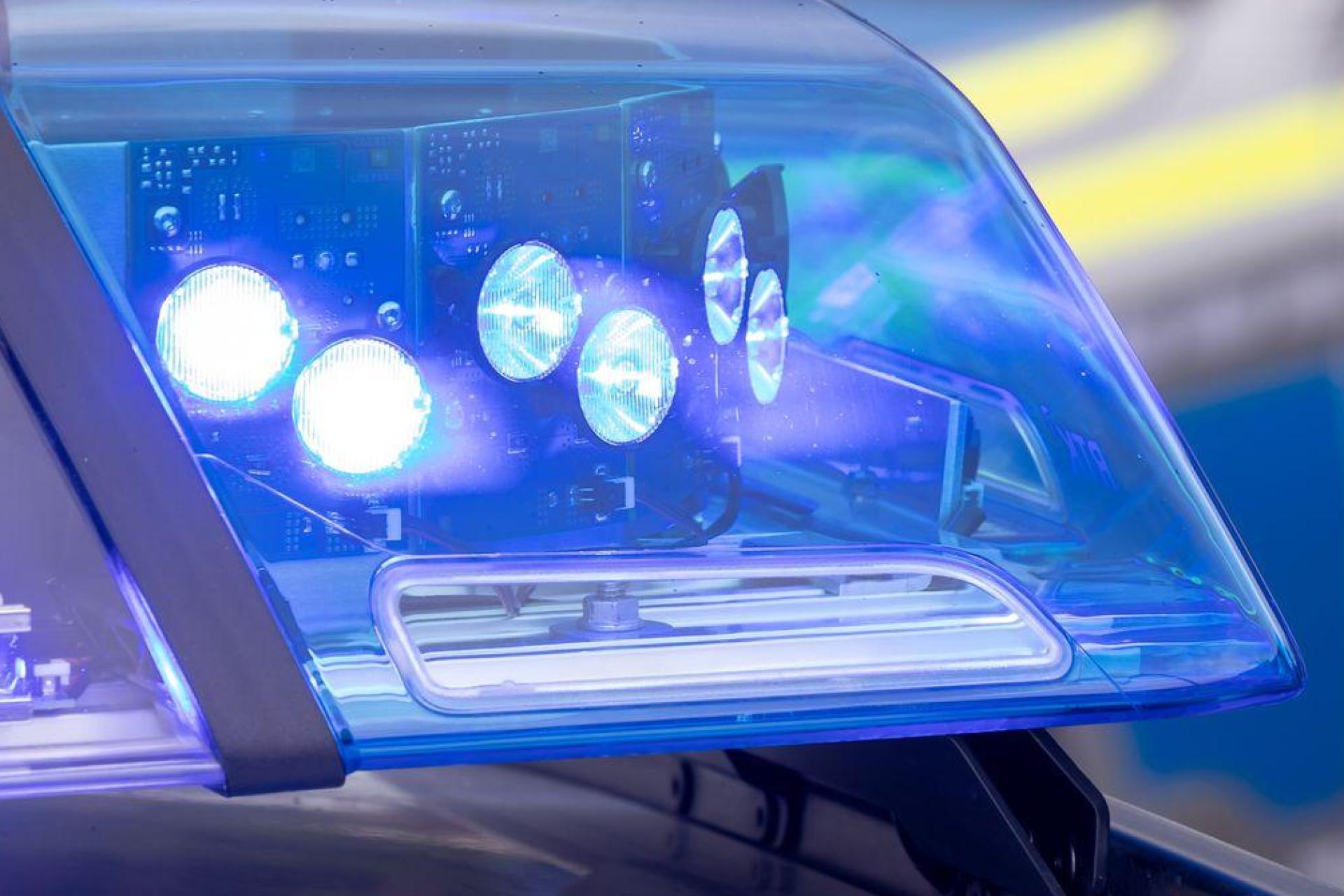 Die Polizei ermittelt wegen gefährlicher Körperverletzung und einem Verstoß gegen das Waffengesetz. (Symbolbild: Daniel Karmann/dpa)