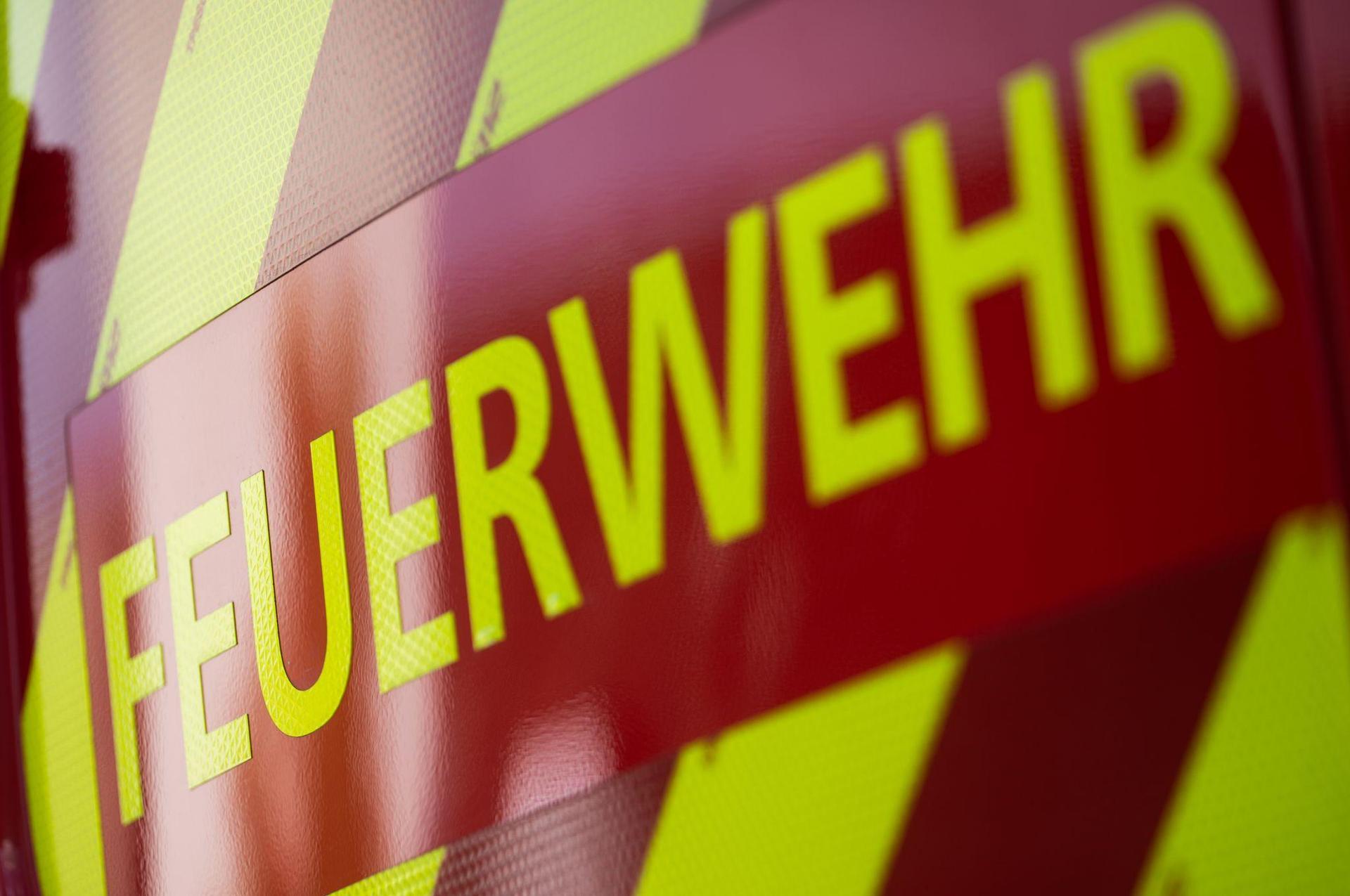Auf einem landwirtschaftlichen Anwesen in Burglengenfeld geraten eine Scheune und ein Nebengebäude am Dienstagabend in Brand. (Symbolbild: Marijan Murat/dpa)
