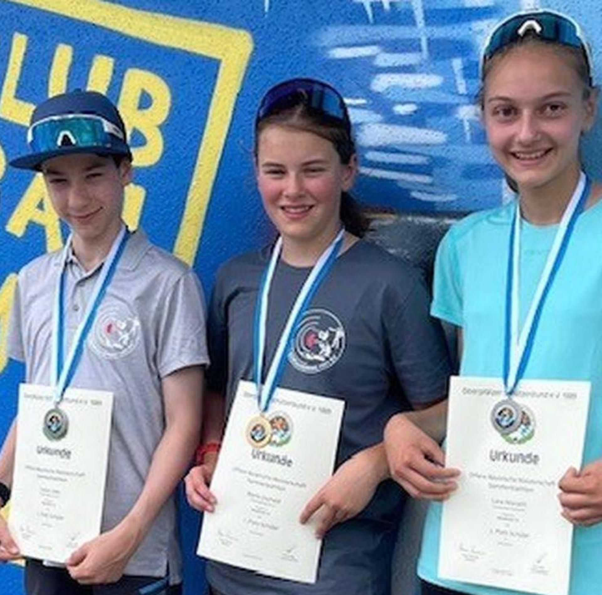 Die erfolgreichen Teilnehmer der SG Kleinraigering in Neubau: (von links) Lukas Loos, Merle Uschold und Lara Wisneth.	 (Bild: Wolfgang Uschold)