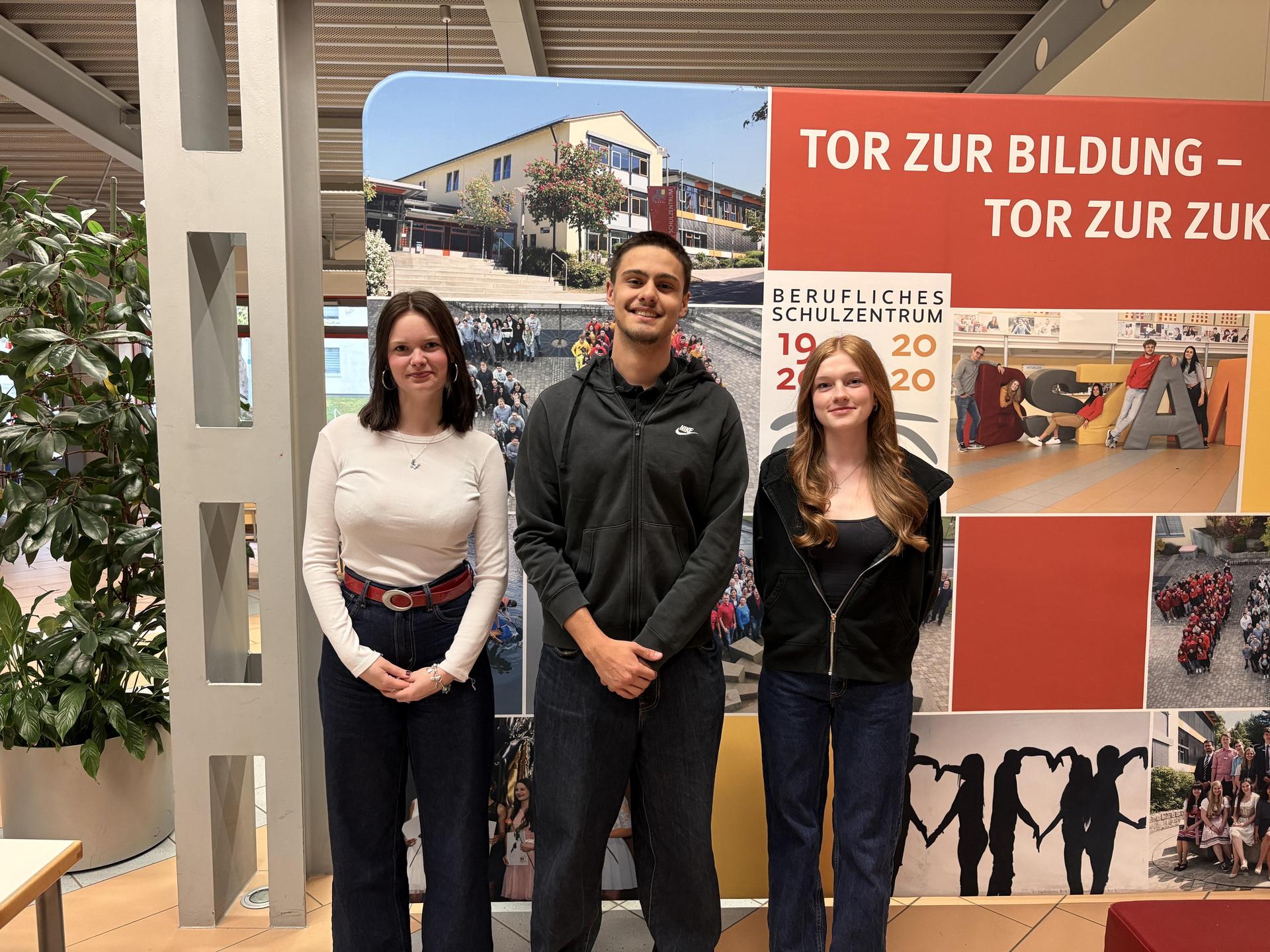 Sophie, Andrè und Amelie sind Mitglieder der SMV der FOS/BOS Amberg und Organisieren die Q-Party am Freitag im Trio für euch. (Bild: Lukas Büchold)