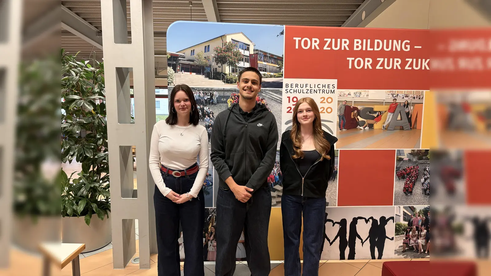 Sophie, Andrè und Amelie sind Mitglieder der SMV der FOS/BOS Amberg und Organisieren die Q-Party am Freitag im Trio für euch. (Bild: Lukas Büchold)