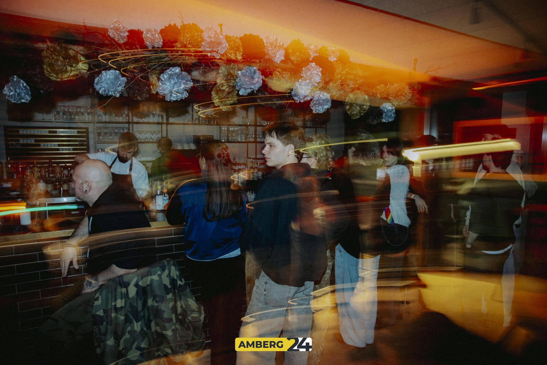 Die Fotoausstellung in der Skybar am Samstag. (Bild: Lolografie)