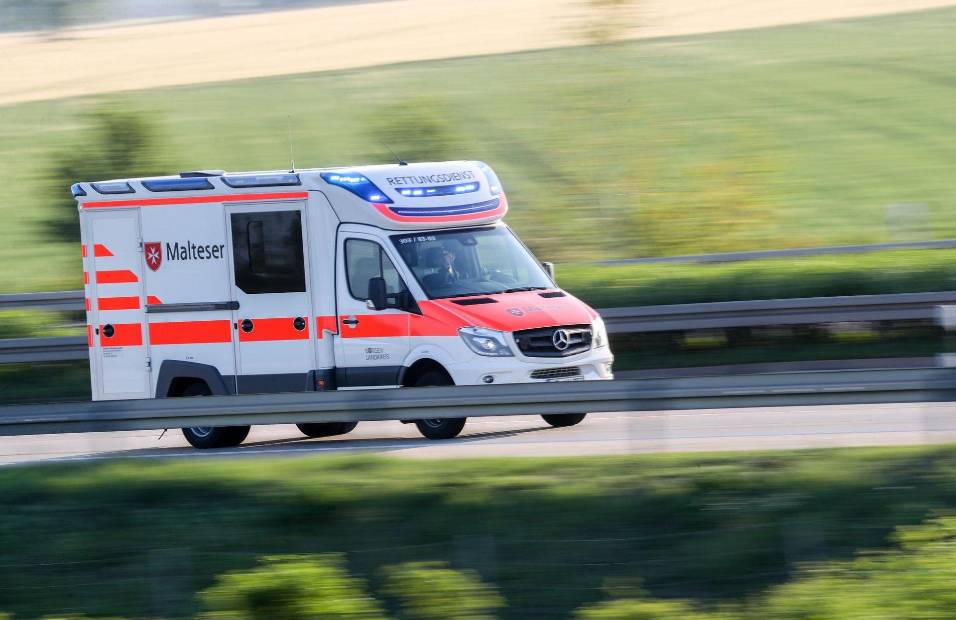 Verkehrsunfall bei Auerbach: Die beiden Unfallbeteiligten kamen per Rettungswagen in umliegende Krankenhäuser. (Symbolbild: Jan Woitas/dpa)
