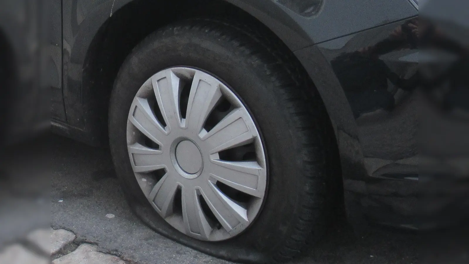 Es ist nicht das erste Mal, dass in Amberg die Reifen von Autos zerstochen werden - hier ein Archivbild der Polizei von einem früheren Vorfall. (Archivbild: Polizeiinspektion Amberg)