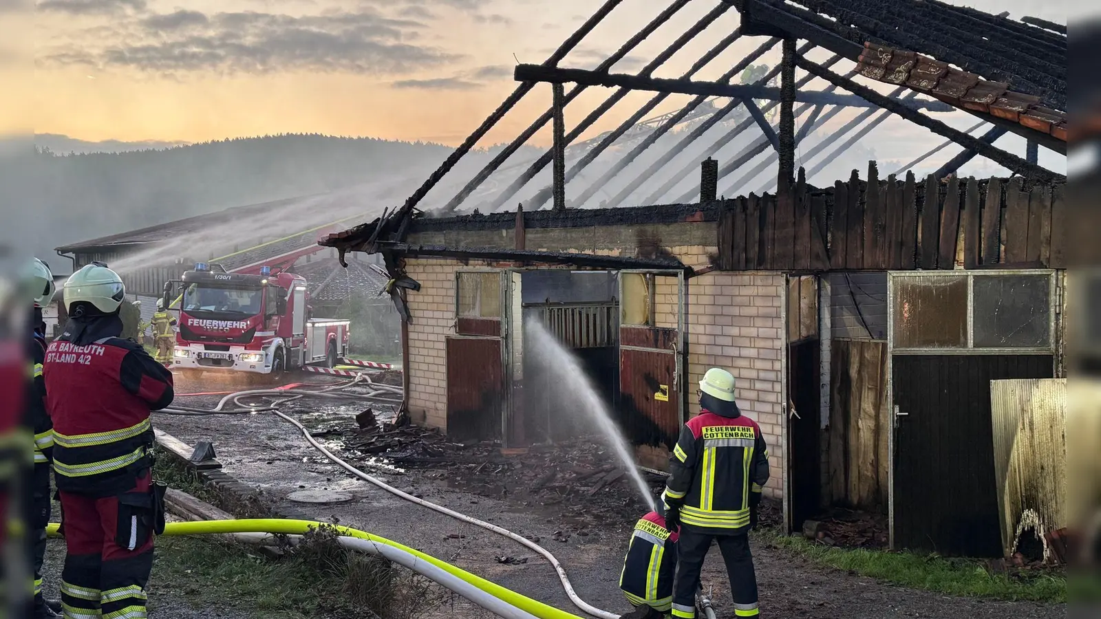 Rund 250 Einsatzkräfte waren vor Ort. (Bild: Stephan Fricke/News5/dpa)