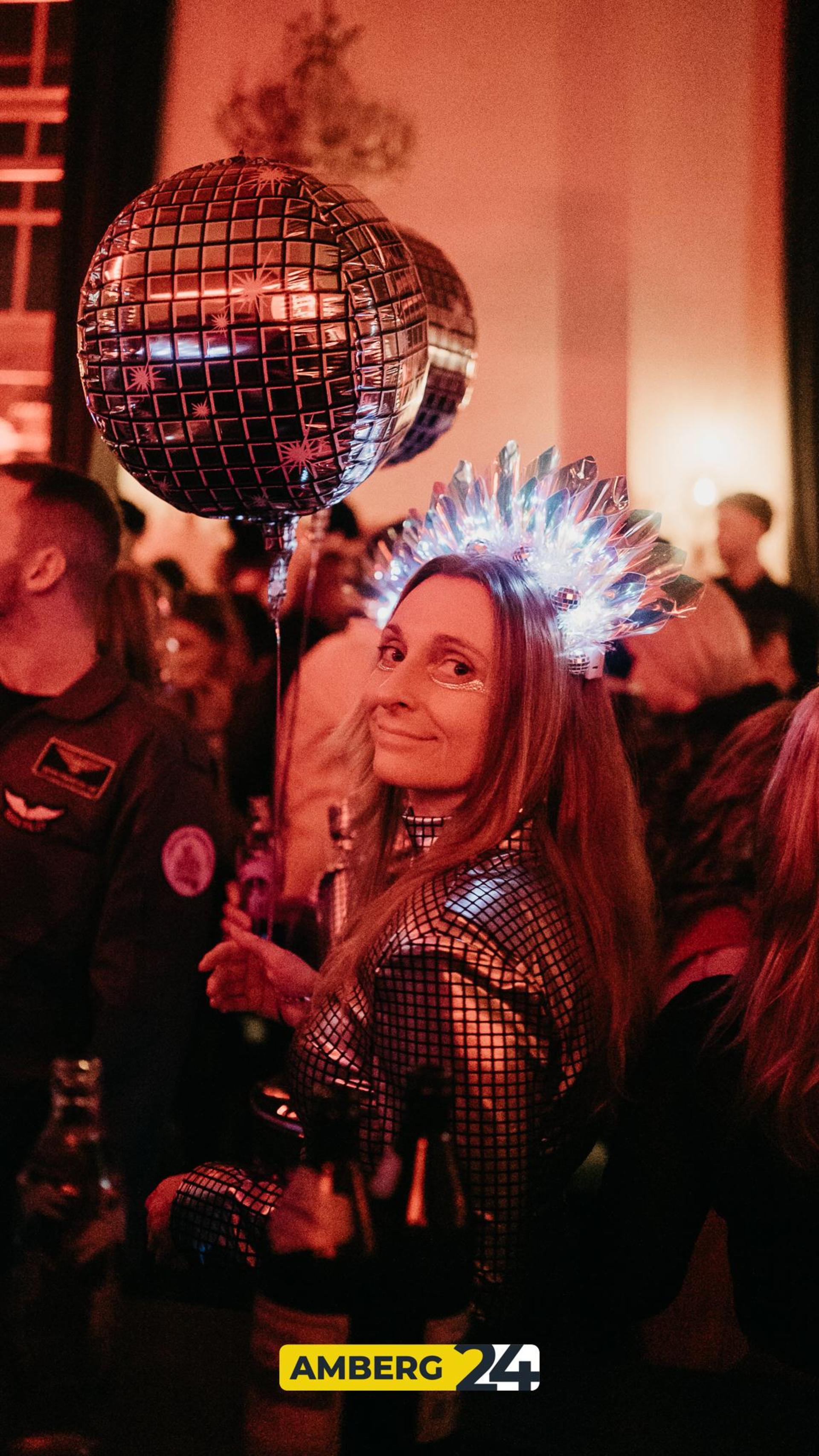 Hexen und Narren waren am Donnerstag auch im Casino unterwegs. (Bild: Mario Donhauser)