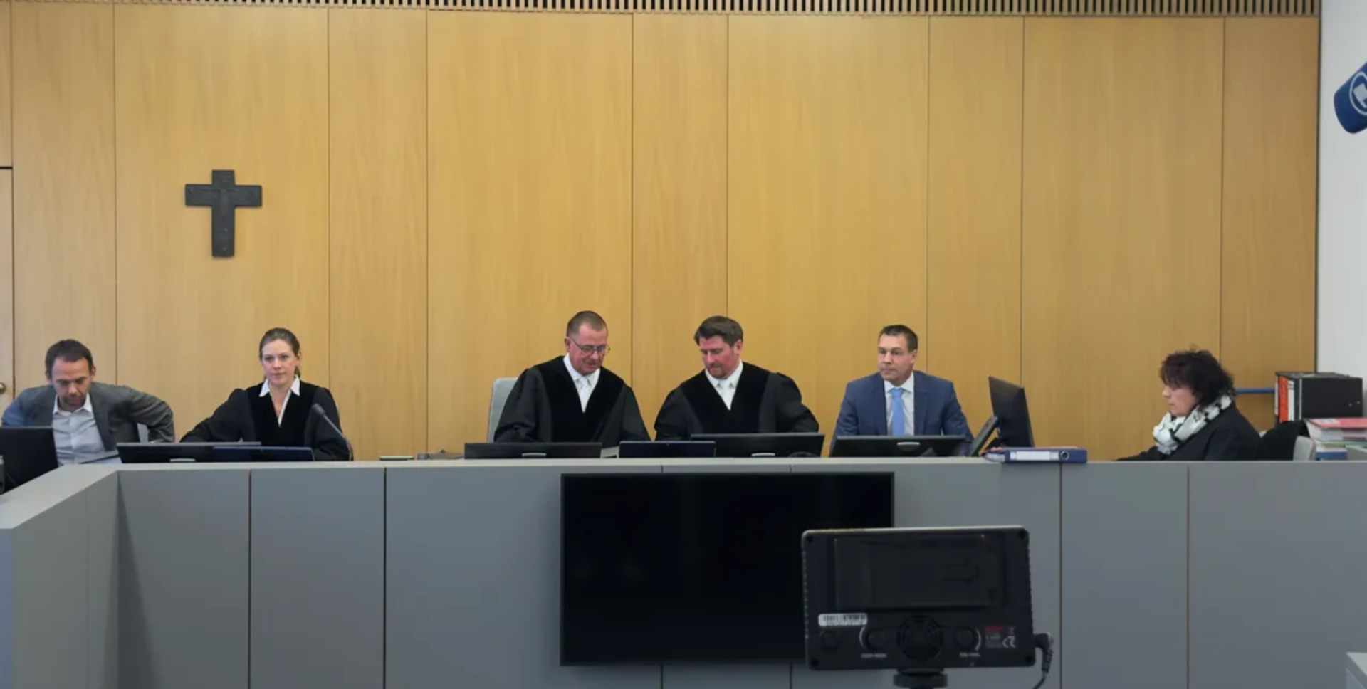 Der Champagner-Prozess vor dem Landgericht Weiden hat begonnen. Doch wie funktioniert so ein Gerichtsprozess? (Bild: kle)