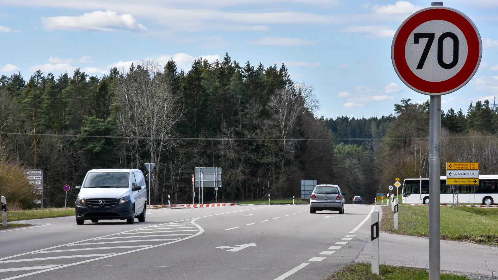Auf der B85 wurde die Geschwindigkeit auf der Höhe von Kropfersricht bei Sulzbach-Rosenberg, auf 70km/h beschränkt. (Bild: Stephan Huber)