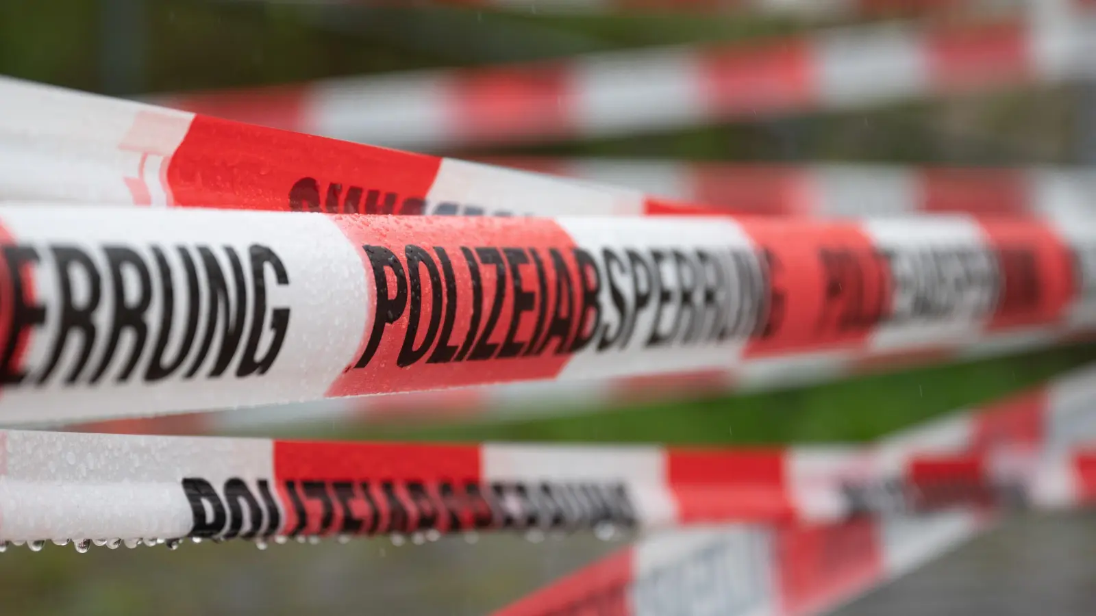 Die Polizei sucht Zeugen, nachdem ein bislang Unbekannter ein Auto auf dem Parkplatz des Vilsecker Schwimmbads beschädigt hat und anschließend geflüchtet ist.  (Symbolbild: Sebastian Kahnert/dpa)