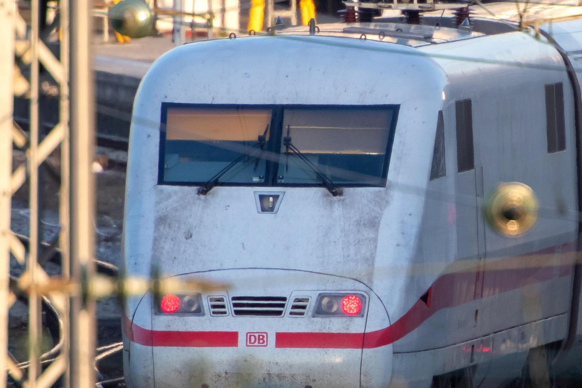 Die Zugstrecke zwischen Amberg und Irrenlohe war wegen eines Polizeieinsatzes gesperrt.  (Symbolbild: Peter Kneffel/dpa)