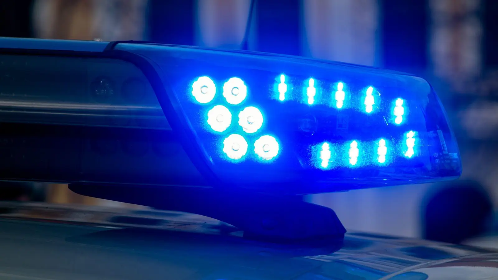 Die Polizei in Auerbach sucht einen Unbekannten, der einen Linienbus angefahren und beschädigt hat.  (Symbolbild: Klaus-Dietmar Gabbert/dpa)