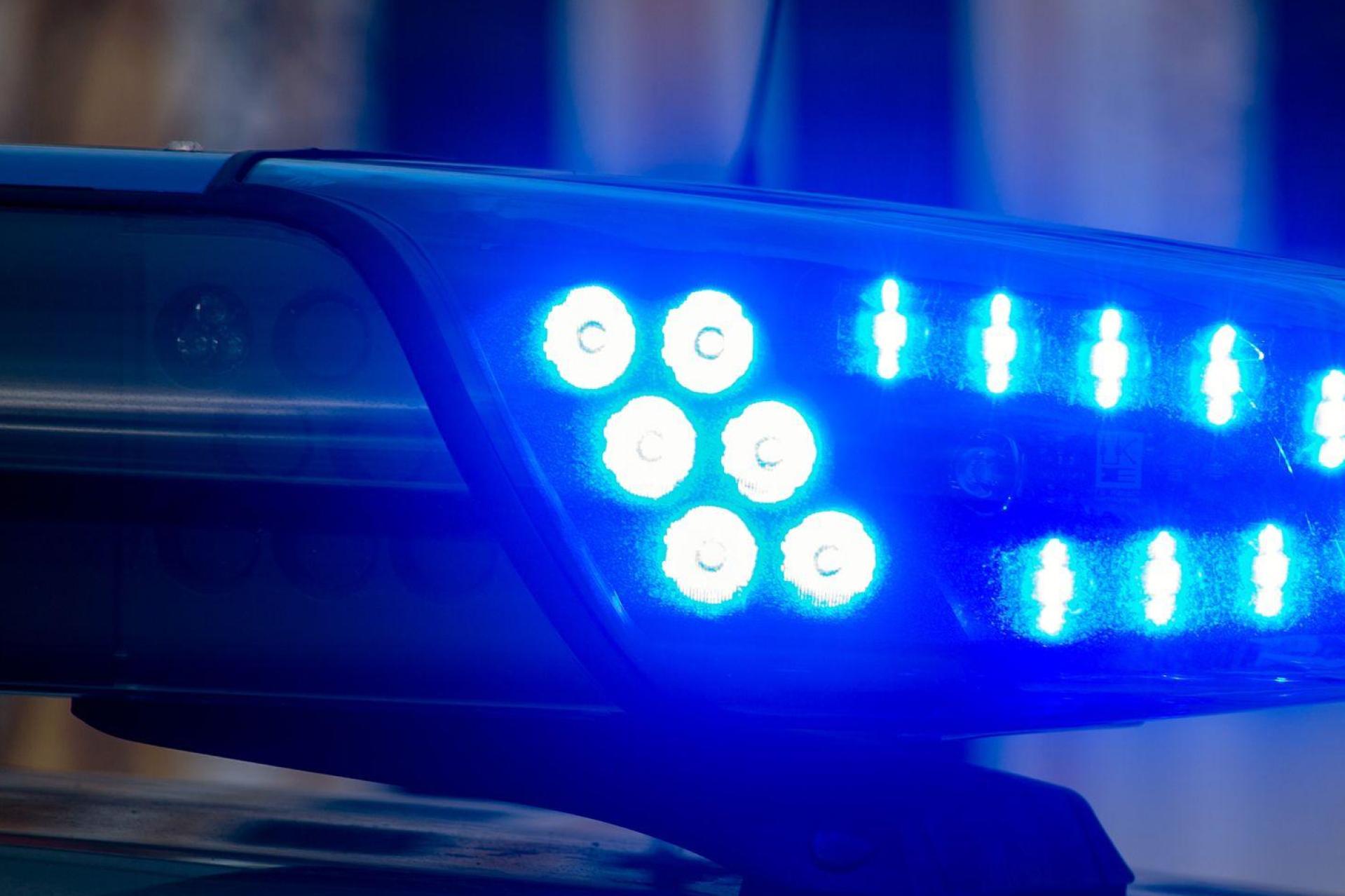 Unfallflucht auf B 299: Die Polizei sucht Zeugen. (Symbolbild: Marijan Murat/dpa)