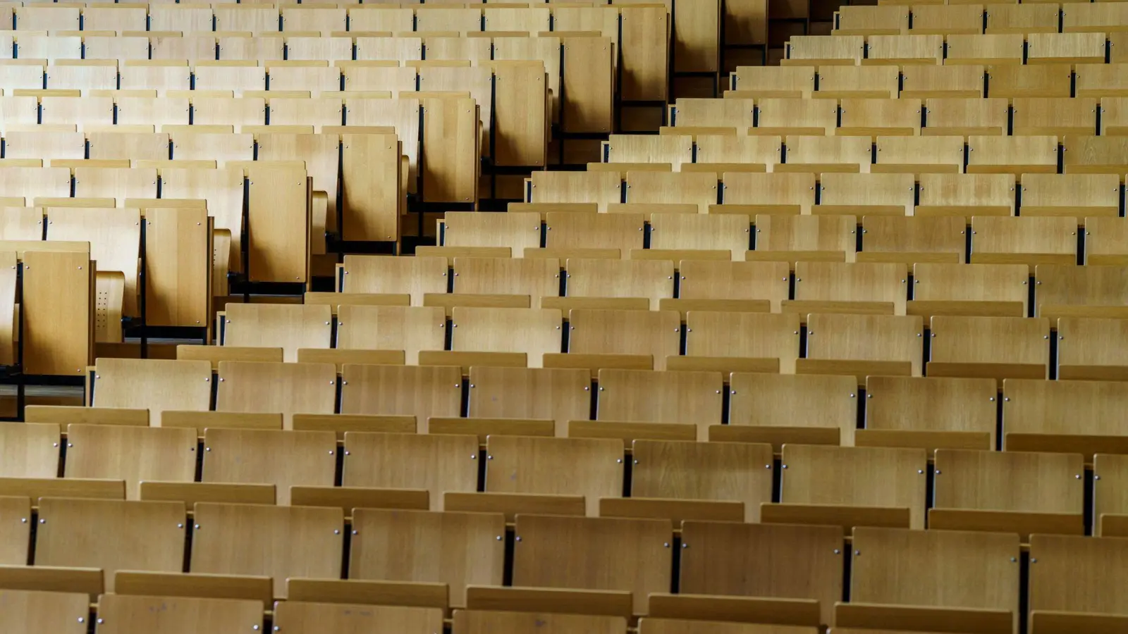 Der Numerus Clausus verliert bei der Studienplatzvergabe als Hürde immer mehr an Bedeutung. (Symbolbild) (Bild: Andreas Arnold/dpa)