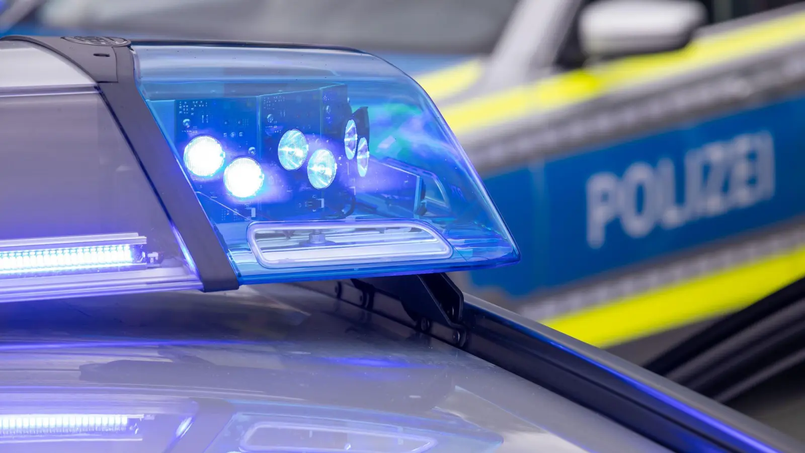 In Amberg wurde ein geparktes Auto auf einem Supermarktparkplatz beschädigt. Der Unfallverursacher flüchtete. Die Polizei sucht Zeugen. (Symbolbild: Daniel Karmann/dpa)