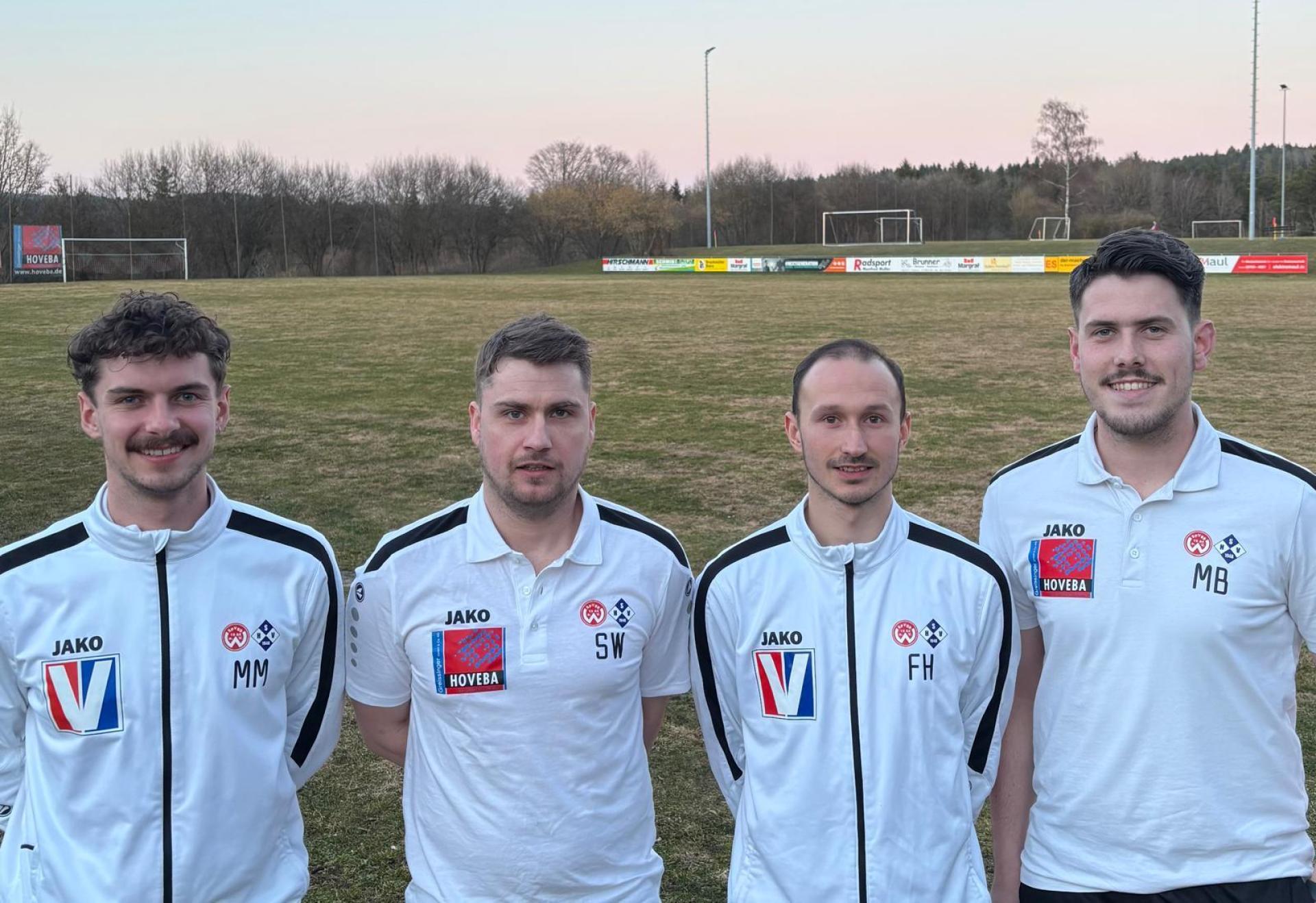 Spielleiter Max Mederer (von links), der neue Co-Trainer Stefan Wölfel, Neu-Coach Florian Holfelder und Spielleiter Max Berschneider. (Bild: Tobias Helmke )